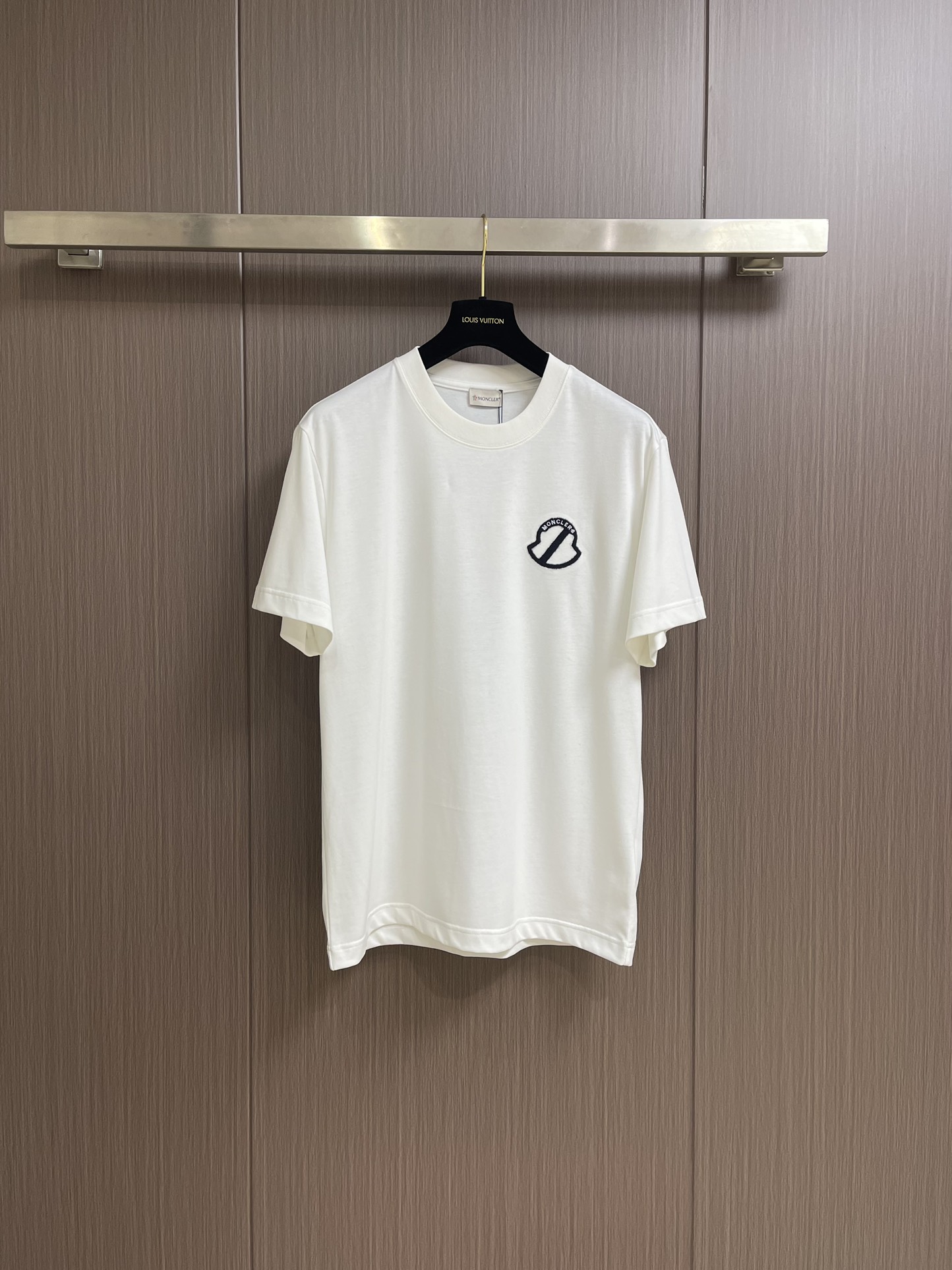 NO:120320,moncler 2025SS early spring new logo short-sleeved T-shirt, customized cloud velvet cotton plain paper, soft and delicate, comfortable skin, the iconic moncler logo embellishes on the chest, like the soul mark of the artist, full of recognition, the low-key contains endless stories and styles, no need to say much, the end of the outfit is minimalist, the computer drawing sewing machine process input required patterns through computer software, a high-precision positioning system ensures the accurate position of the pattern on the fabric, has automatic sewing function, can automatically complete the sewing process, the fabric is washed, the texture is better, not easy to deform, not easy to shrink, not easy to fade, and maintains long-term beauty. Size XS-L,,christian louboutin, T-shirt,tees,t-shirt,alexander wang19860909moncler 2025SS早春新款logo仔章短袖T恤,定制云舒绒棉平纹 柔软细腻 舒适贴肤 标志性moncler标识点缀于胸前 仿佛艺术家的灵魂印记 辨识度拉满 低调中蕴含着无尽的故事与格调 无需多言 穿搭的尽头是极简 电脑画样缝纫机工艺 通过电脑软件输入所需的图案 高精度的定位系统 确保图案在布料上的准确位置 具备自动缝纫功能 能够自动完成缝纫过程 面料都经过浇洗 手感质感更佳 不易变形 不易缩水 不易褪色 保持长久的美观.尺码XS-L,,christian louboutin,T-shirt,tees，t-shirt,alexander wang,Men's clothing