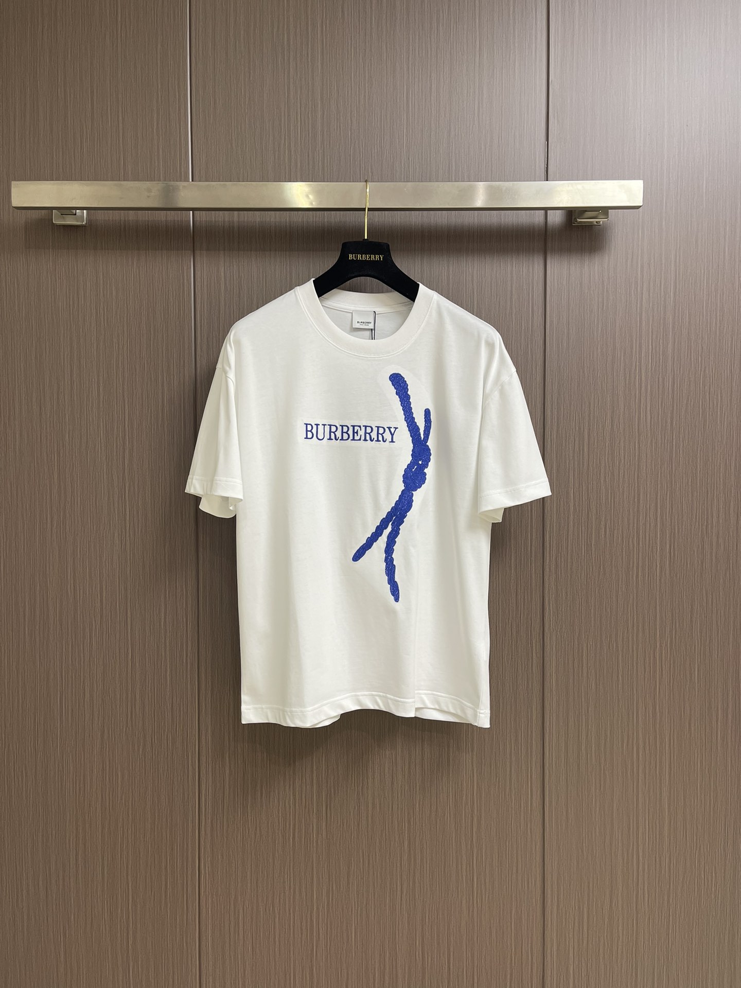 NO:120323,Burberry letter logo embroidery cotton T-shirt, made of plain cotton fabric. It is refined in an Italian workshop and presents a regular layout. Decorative brand logo logo and knot pattern embroidery, size M-3XL, burberry, tees, t-shirt, alexander wang19860909burberry 字母logo刺绣图案棉质t恤,选用平织棉面料打造.于意大利工坊精制而成,呈现常规版型.装饰品牌logo徽标和绳结图案刺绣,尺码M-3XL,,burberry,tees，t-shirt,alexander wang,Men's clothing