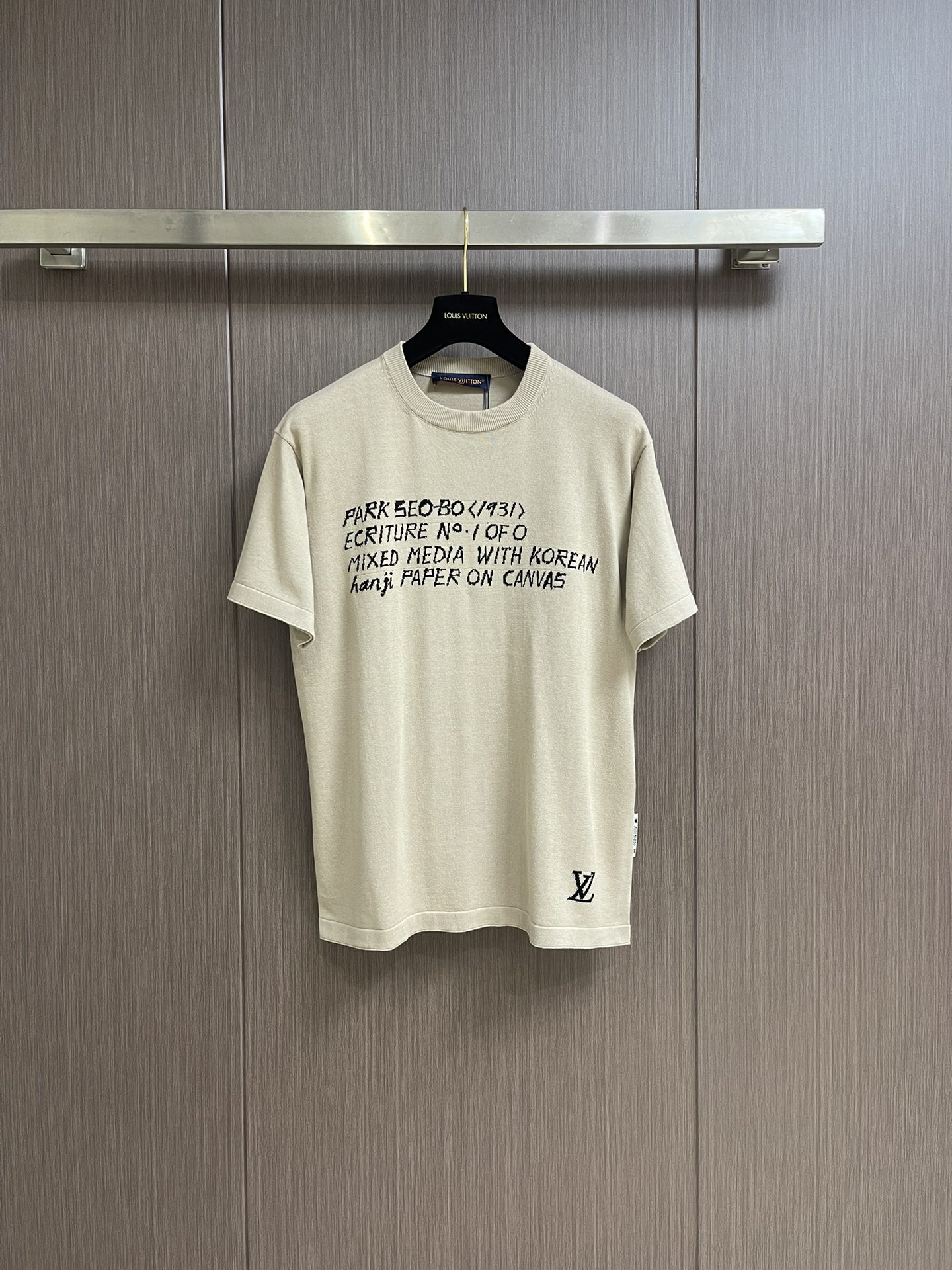 NO:120322,LV knitted letter signature short-sleeved T-shirt pays tribute to the artist. The inspiration for intarsia writing is written on the chest. The inspiration for intarsia is from his art works, and the bottom hem is signed with LV. The overall line is straight and delicate, the fabric is comfortable and soft, the color is consistent and there is no color difference, which can be matched with the same style to create a fashionable look, and it can be customized for various occasions, customize auxiliary materials, complete three standards, the same style for men and women!  Size S-XL, louis vuitton, T-shirt,tees, t-shirt,alexander wang19860909LV 针织字母签名短袖T恤,向艺术家致敬,胸口上写着intarsia书写灵感来自于他的艺术作品的博物馆标签,而底部下摆有lv签名.整体走线平直细腻 面料舒适柔软 颜色一致无色差能与同款搭配营造时尚造型,驾驭各种场合,定制辅料,三标齐全,男女同款！尺码S-XL,,louis vuitton,T-shirt,tees，t-shirt,alexander wang,Men's clothing