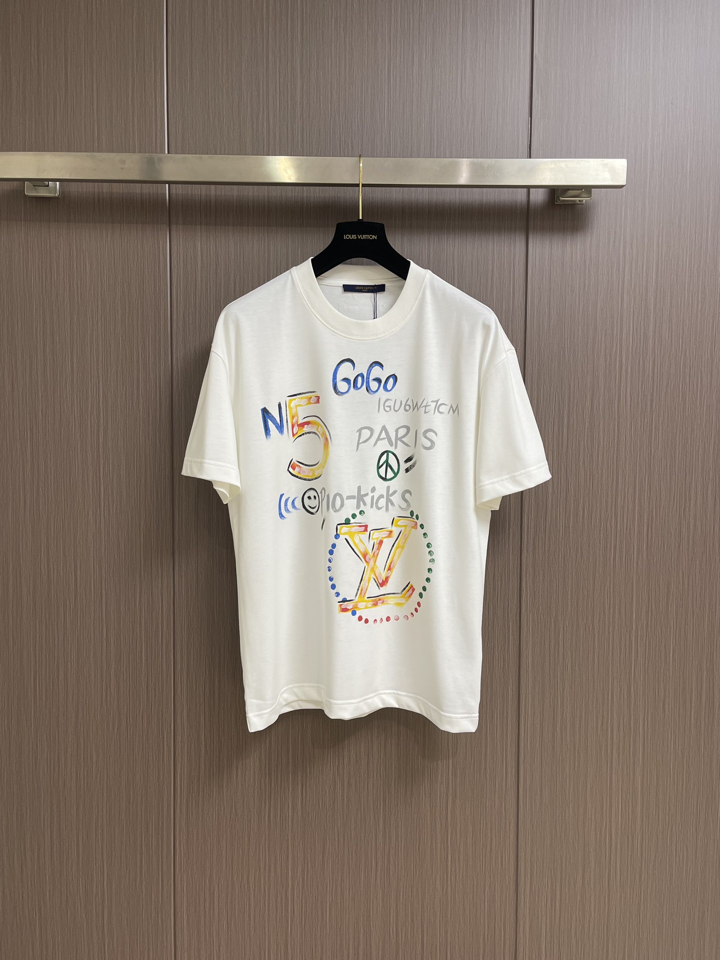 NO:120329,LV 2025ss early spring new graffiti short-sleeved T-shirt, customized 260g cotton double yarn tight and smooth fabric, clean cloth surface, clear cloth pattern, very delicate and solid feel, more strong, tight and wear-resistant, three-dimensional positioning and tailoring of the dress. Size M-3XL,,louis vuitton, T-shirt,tees, t-shirt,alexander wang19860909LV 2025ss早春新款涂鸦短袖t恤,定制260g全棉双纱紧密爽滑面料,布面干净,布纹清晰,手感非常细腻扎实,更加力挺 紧实耐磨,整衣立体定位剪裁.尺码M-3XL,,louis vuitton,T-shirt,tees，t-shirt,alexander wang,Men's clothing