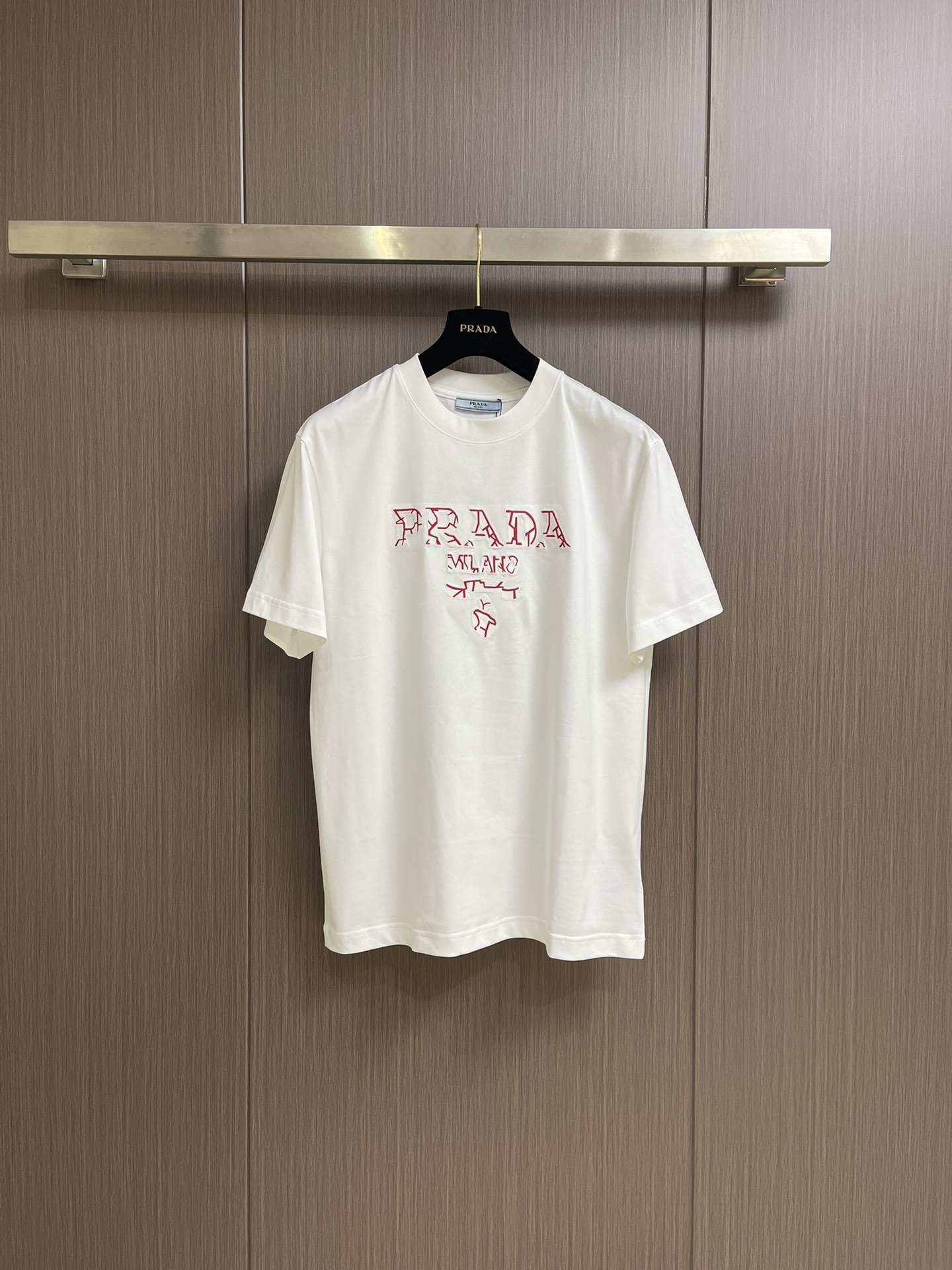 NO:120344,Prada 2025ss early spring new logo embroidered short-sleeved T-shirt, customized high-string plain cotton fabric, extremely soft and comfortable, high-end and atmospheric, chest embroidered logo, simple and versatile style, simple and easy to match, full of favorability and favorability. os loose style, same style for men and women, three-color recommendation. Size M-3XL,,prada, T-shirt,tees, t-shirt,alexander wang19860909Prada 2025ss早春新品标识刺绣短袖t恤,定制高支平纹精棉面料 极致柔软舒适 高端大气,胸前田岛机刺绣标识 简约百搭款式 简约易搭配 上身亲和力和好感度满分.os宽松版型 男女同款 三色推荐.尺码M-3XL,,prada,T-shirt,tees，t-shirt,alexander wang,Men's clothing