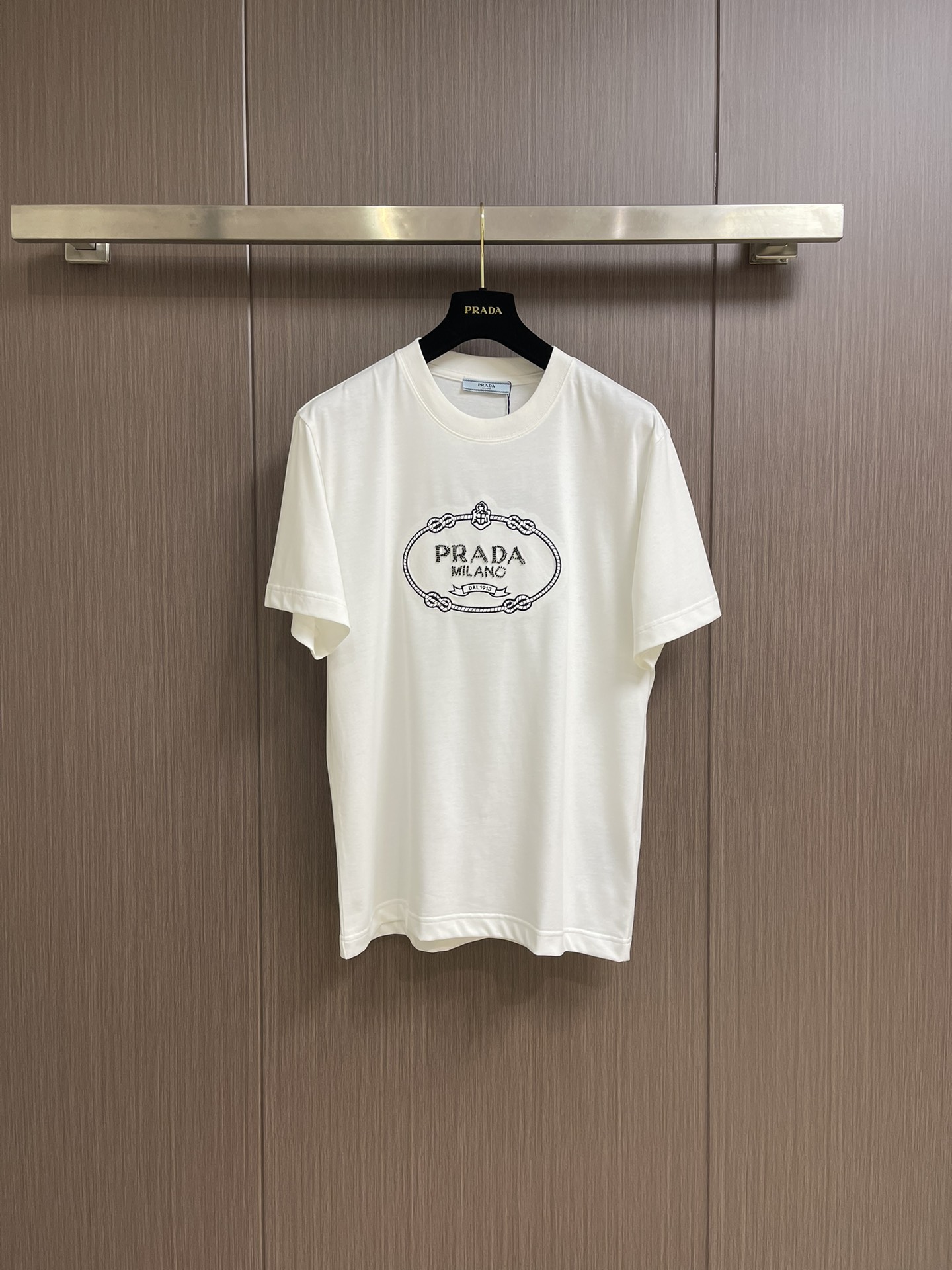 NO:120332,Prada 2025SS spring and summer new embroidered cotton loose casual short-sleeved T-shirt, this T-shirt is made of light and breathable pure cotton fabric, comfortable to wear. This T-shirt is designed with simple design, showing personality and fashion trends. Loose style, casual and comfortable, suitable for wearing in all occasions. Whether it is shopping, party or leisure time, this T-shirt can add a sense of fashion and personality to you. Size XS-L,,prada, T-shirt,tees, t-shirt,alexander wang19860909Prada 2025SS春夏新品刺绣纯棉宽松休闲短袖t恤,这款t恤采用轻盈透气的纯棉面料,穿着舒适.这款t恤设计简约,彰显个性,时尚潮流.宽松版型,休闲自在,适合各种场合穿着.无论是逛街、聚会还是休闲时光,这款t 恤都能为你增添一份时尚与个性.尺码XS-L,,prada,T-shirt,tees，t-shirt,alexander wang,Men's clothing