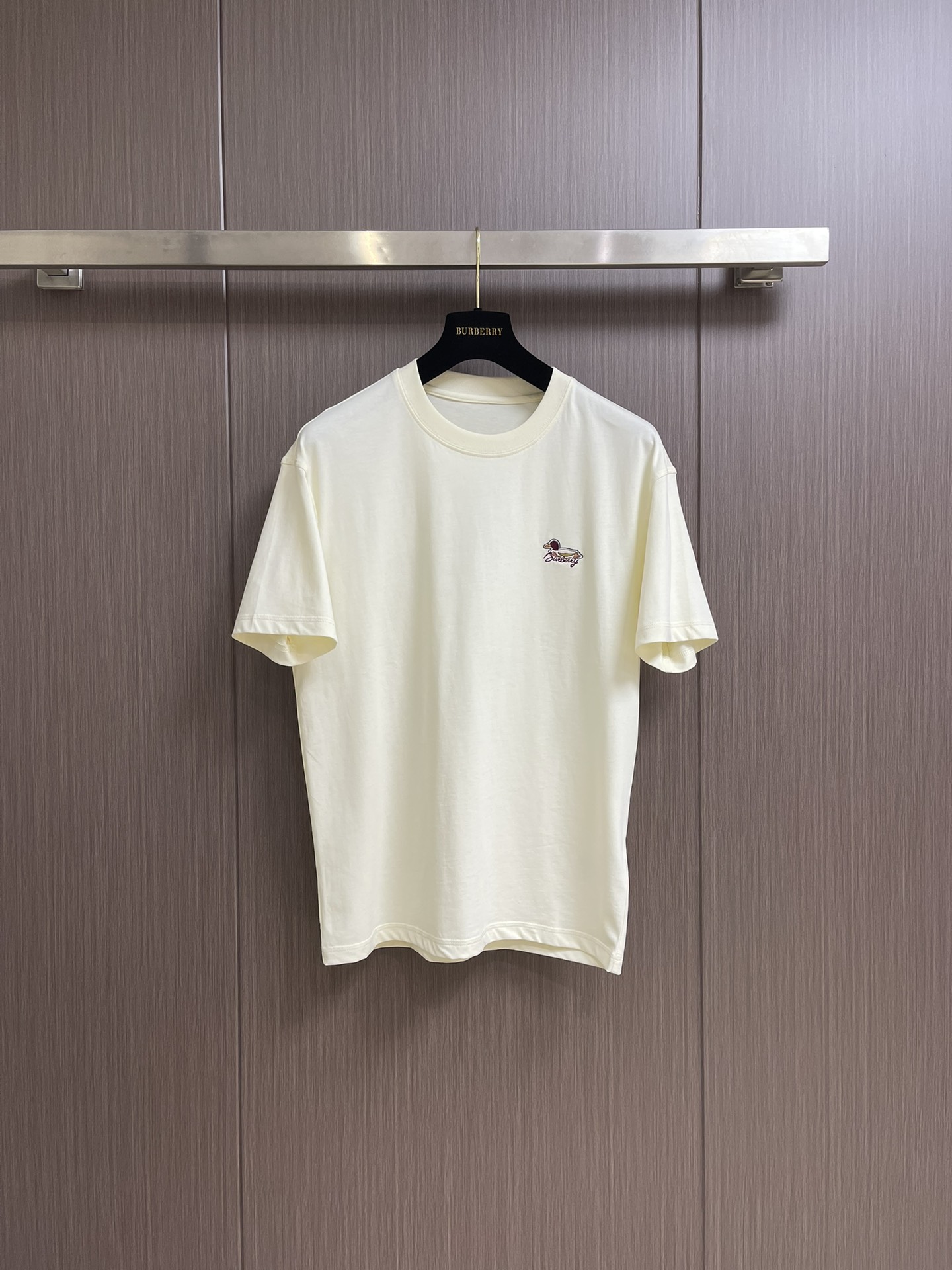 NO:120311,Burberry duck embroidered round neck short-sleeved T-shirt, flat-woven high-quality cotton, water bird logo embroidery, conventional style, conventional style, contrasting color bundle design, full set of auxiliary materials, flat-woven pure cotton high-quality cotton fabric, 15s flat-woven high-quality cotton, 230g; matched with 32s double yarn thread, 300g. The fabric is made of plain weave structure, with excellent quality pure cotton fabric. The characteristics of this fabric include vertical intersection of warp and weft yarns, clear texture on the fabric, soft texture, comfortable wearing, good moisture absorption, strong breathability, not easy to deform, wash and wear, etc. Size M-3XL,, burberry, T-shirt,tees, t-shirt, alexander wang19860909Burberry 鸭子绣花圆领短袖T恤,平织优质棉、水鸟徽标刺绣、常规版型、常规版型、撞色捆条设计、全套辅料配备,平织纯棉优质棉面料,采用15s平织优质棉,230g；搭配32s双纱拉架螺纹,300g.面料采用平纹组织方式织造的品质优良的纯棉面料.这种面料的特点包括经纬纱线垂直相交,布面经纬纱线纹理清晰,手感柔软,穿着舒适,吸湿性好,透气性强,不易变形,耐洗耐穿等.尺码M-3XL,,burberry,T-shirt,tees，t-shirt,alexander wang,Men's clothing