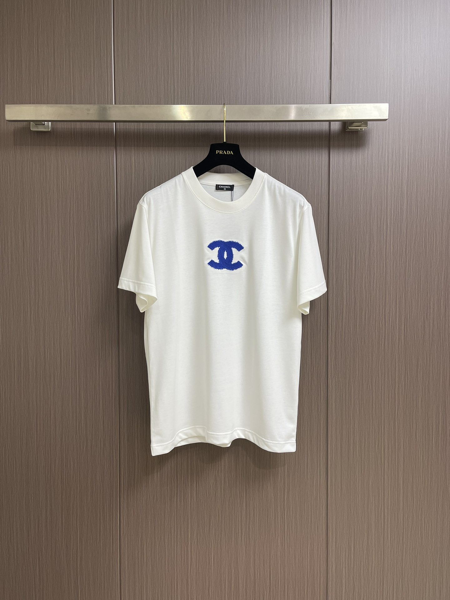 NO:120336,CHANEL 2025SS early spring new minimalist letter flocking short-sleeved T-shirt, 32 double single items. The fabric is about 240 grams after washing water, and the feel is super good, the same style as men and women. Size XS-L, chanel, T-shirt, tees, t-shirt, alexander wang19860909CHANEL 2025SS早春新款极简字母植绒短袖T恤,32支双单品.股面料克重洗水后240克左右,手感超好,男女同款.尺码XS-L,,chanel,T-shirt,tees，t-shirt,alexander wang,Men's clothing