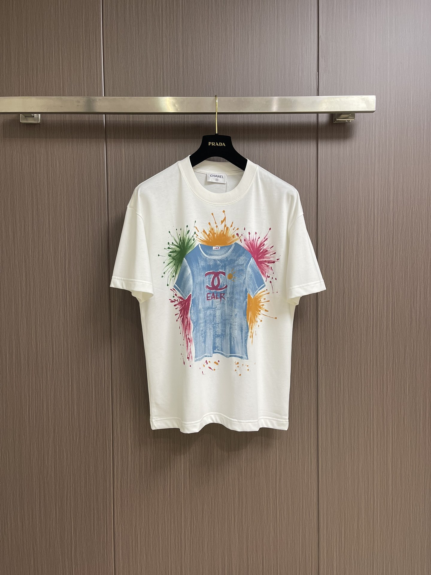 NO:120339,Chanel 2025SS Spring and Summer New Graffiti Jacquard Round Neck Short Sleeve T-shirt Hand-painted Oil Painted Logo Hand-painted Graffiti Colors Excellent Top Body Effects Used 230g Pure Cotton Fabric Same Model for Men and Women Size M-3XL, Chanel, T-shirt,tees, t-shirt,alexander wang19860909Chanel 2025SS春夏新款涂鸦提花圆领短袖T恤手绘油画LOGO 手绘涂鸦颜色鲜艳 上身效果超赞 采用230克纯棉面料 男女同款 尺码M-3XL,,chanel,T-shirt,tees，t-shirt,alexander wang,Men's clothing