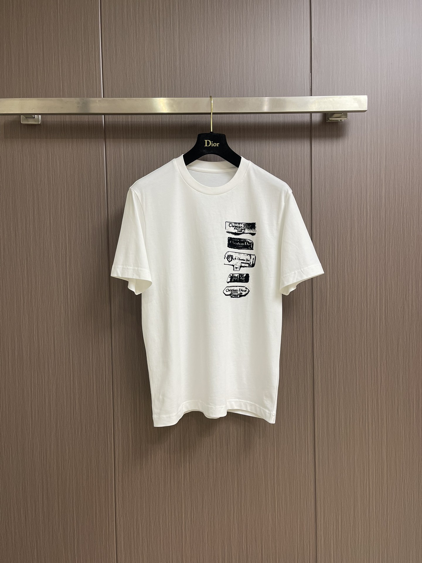 NO:126650,Dior flocked printed short-sleeved T-shirt is woven with 24 special-spun tight cotton yarn. The weaving process requires high demands and requires the use of advanced looms and high-quality raw materials. Flocked printing is a special printing process. First, it is to use adhesive to stick fiber short velvet to the fabric, and then combine fiber short velvet to the fabric. It can be matched with the same style to create a fashionable shape, control various occasions, customize auxiliary materials, complete three standards, the same style for men and women!  Size M-3XL, Dior, T-shirt,tees, t-shirt,alexander wang19860909Dior 植绒印花短袖T恤,采用24支的特纺紧密棉纱线织造而成,织造工艺要求较高,需要使用先进的织机和高品质的原材料.植绒印花是一种特殊的印花工艺,首先是用粘合剂将纤维短绒粘在织物上,然后将纤维短绒结合到织物上.能与同款搭配营造时尚造型,驾驭各种场合,定制辅料,三标齐全,男女同款！尺码M-3XL,,dior,T-shirt,tees，t-shirt,alexander wang,Men's clothing