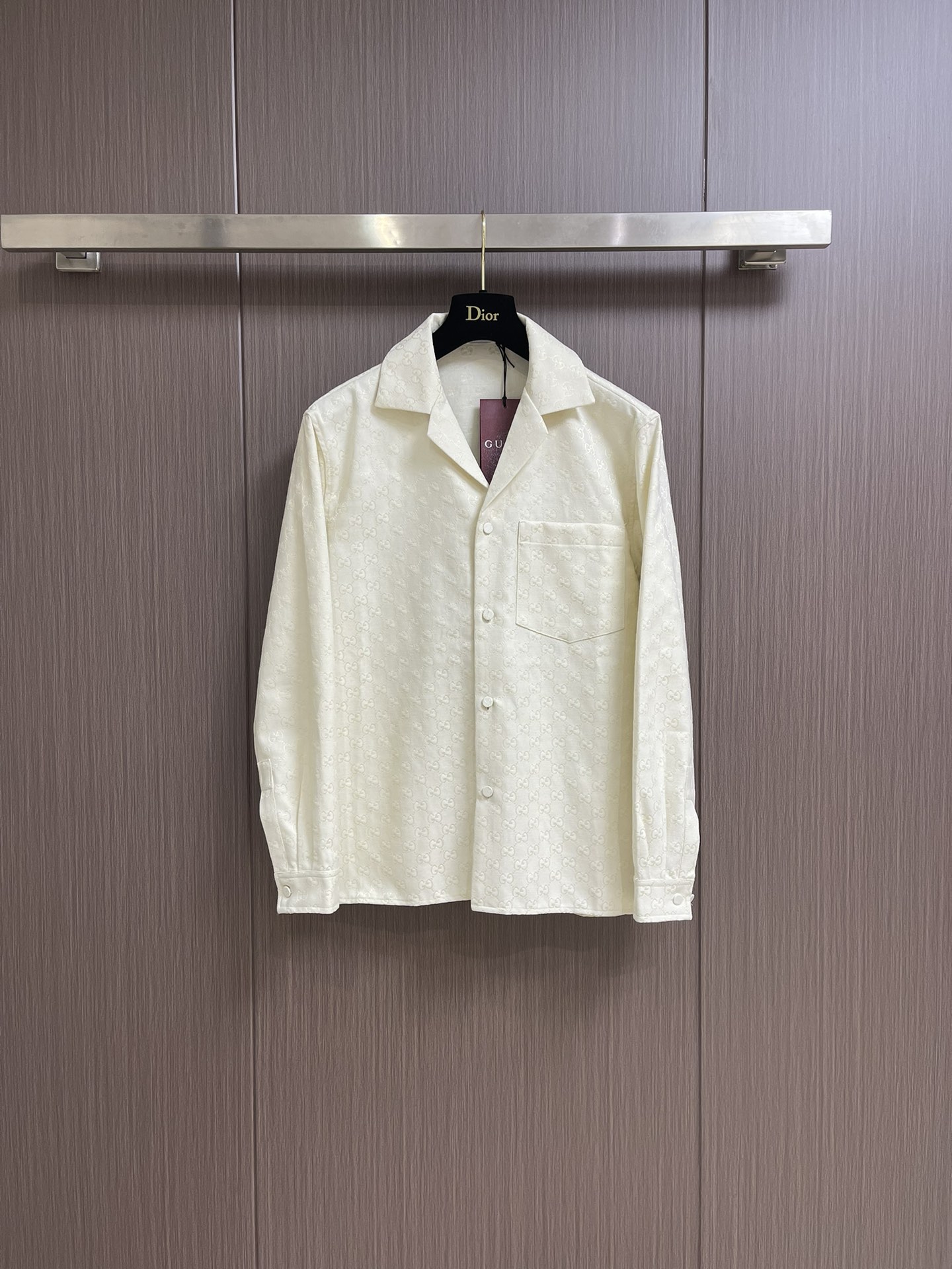 NO:120319,GUCCI 2025ss new letter interwoven pattern jacket, inspired by the name of the brand founder Mr. Guccio Gucci, is a brand classic logo, and continues to present wonderful designs. This regular style shirt is made of gg canvas and has slits on both sides. Size S-XL, gucci, jackets & coats, jackets & coats, shirts, alexander wang19860909GUCCI 2025ss新款字母交织图案夹克外套,以品牌创始人guccio gucci先生的姓名为创作灵感,作为品牌经典标识,不断呈现精彩设计.这款常规版型衬衫采用gg帆布匠心打造,两侧采用开衩设计.尺码S-XL,,gucci,jackets & coats,jackets & coats,shirts,alexander wang,Men's clothing