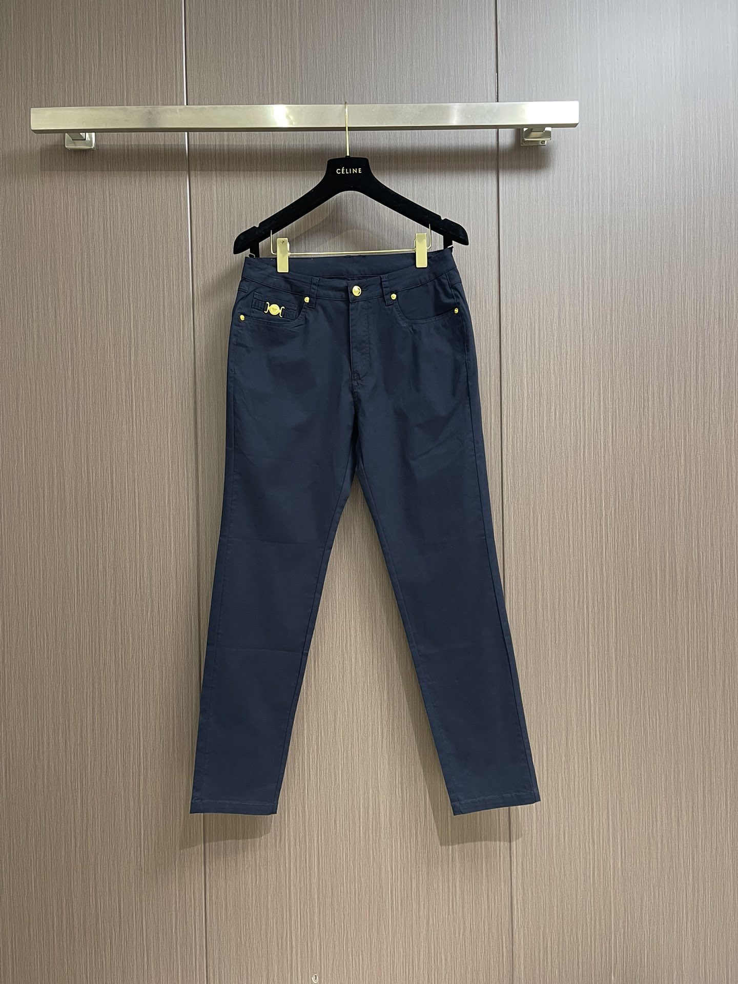 NO:120301,Versace Medusa series new casual pants, using customer-supplied elastic fabric, customized Medusa hardware accessories, exquisite logo leather label on the back waist, super high-end, such a rich casual pants, absolutely fashionable, casual and versatile. Size 30-38, 35, no 37, versace, alexander wang19860909Versace 美杜莎系列新款休闲裤,采用客供水洗弹力面料,美杜莎五金辅料订制,背腰精致logo皮标 超显档次,这么一款丰富内练休闲裤,绝对时尚休闲百搭.尺码30-38 有35 无37,,versace,alexander wang,Men's clothing