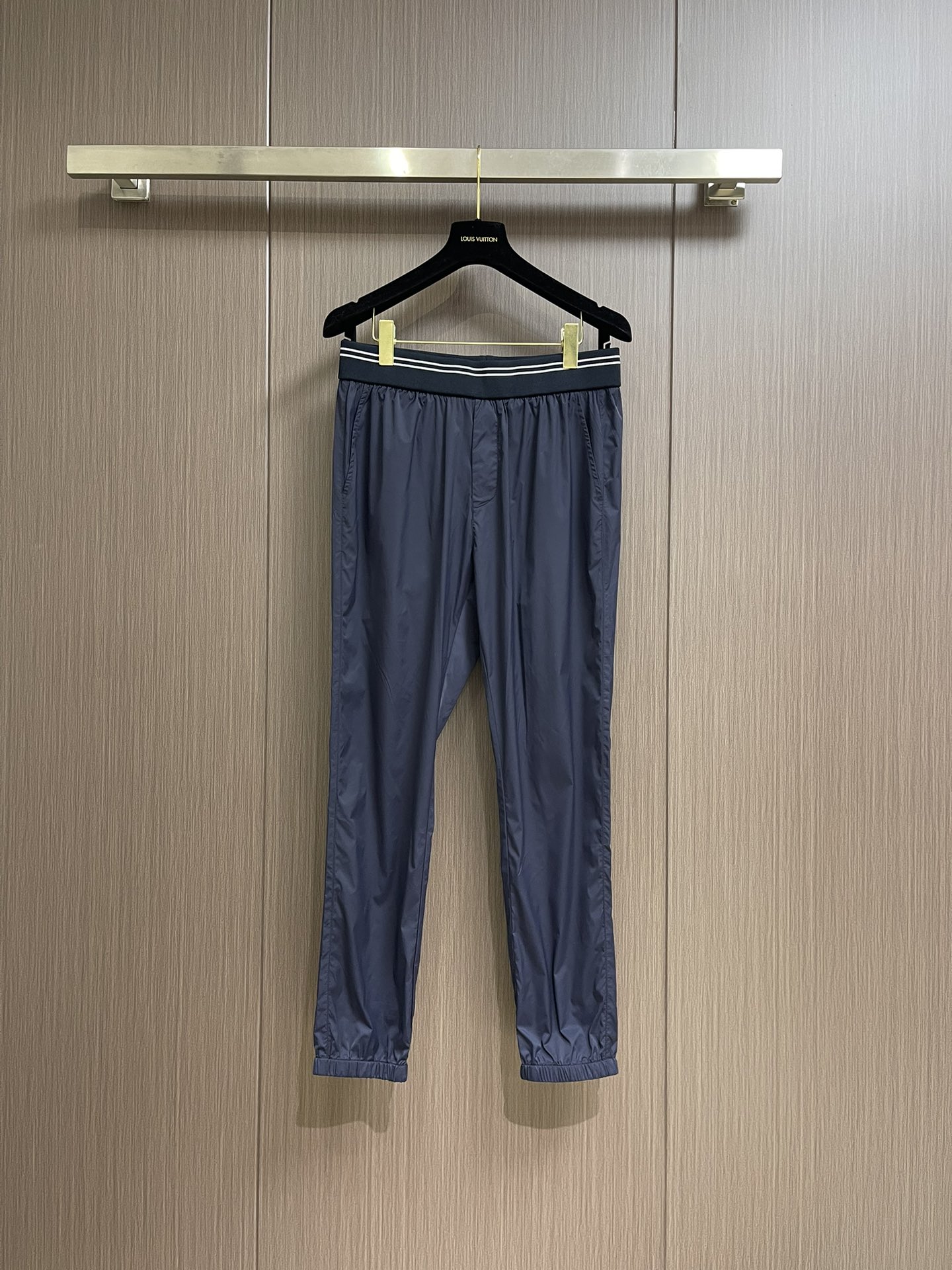 NO:120305,PRADA 2025SS Early spring triangle logo sports and casual straight hoodies, customized original exclusive fabric, comfortable and breathable, elastic waist, double-sided socket pocket design!  A daily wear, multi-functional casual pants, all-in-one imported, with a full range of imported styles, comfortable and breathable upper body, casual and comfortable waist drawstring, excellent style, and a generous clean version design!  Essential items. Size M-3XL, prada, alexander wang19860909PRADA 2025SS 早春三角标logo运动休闲直筒卫裤、定制原版专属面料,面料舒适透气,松紧腰头,双侧插口袋设计！一款日常穿着,兼备多功能休闲裤走了潮范路线全线进口级别,上身舒适透气,腰部抽绳随性自在,版型极好,大气的干净版设计！必备单品.尺码M-3XL,,prada,alexander wang,Men's clothing