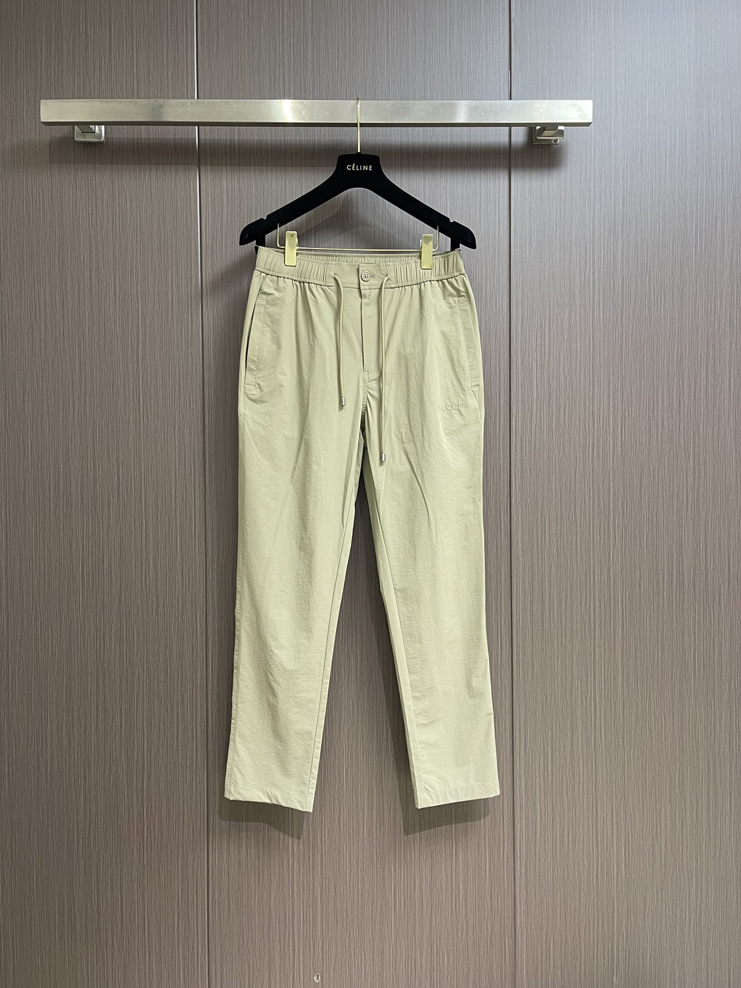 NO:120307,GUCCI 2025ss early spring new casual pants, the collection logo details will be redesigned every season through a new style. On this jogging pants, the letter logo pattern is presented again on the customer-supplied fabric, cleverly blending into the elastic waist design!  Size M-3XL, gucci,alexander wang19860909GUCCI 2025ss早春新款休闲裤,典藏标识细节每一季都会通过全新款型焕新演绎.在这款慢跑长裤上,字母logo图案于客供面料之上再次呈现,巧妙融入松紧腰头设计！尺码M-3XL,,gucci,alexander wang,Men's clothing