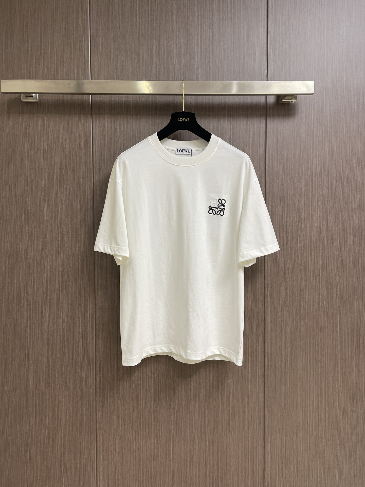 NO:120338,loewe logo embroidered round neck short-sleeved T-shirt, using exclusive custom 270g original double strand double yarn pure cotton fabric, fixed weaving and dyeing same cylinder without color difference ribs, customized auxiliary materials, complete three standards, oversize loose style, fine workmanship, soft and comfortable fabric without deformation, same style for men and women, sizes S-XL, loewe, loewe, versace, T-shirt, tees, t-shirt, alexander wang19860909loewe 罗意威logo刺绣圆领短袖T恤,采用独家定制270g原版双股双纱纯棉面料,定织定染同缸无色差罗纹,定制辅料,三标齐全,oversize宽松版型,做工精细完美,面料柔软舒适且不变形,男女同款,尺码S-XL,,loewe,loewe,versace,T-shirt,tees，t-shirt,alexander wang,Men's clothing