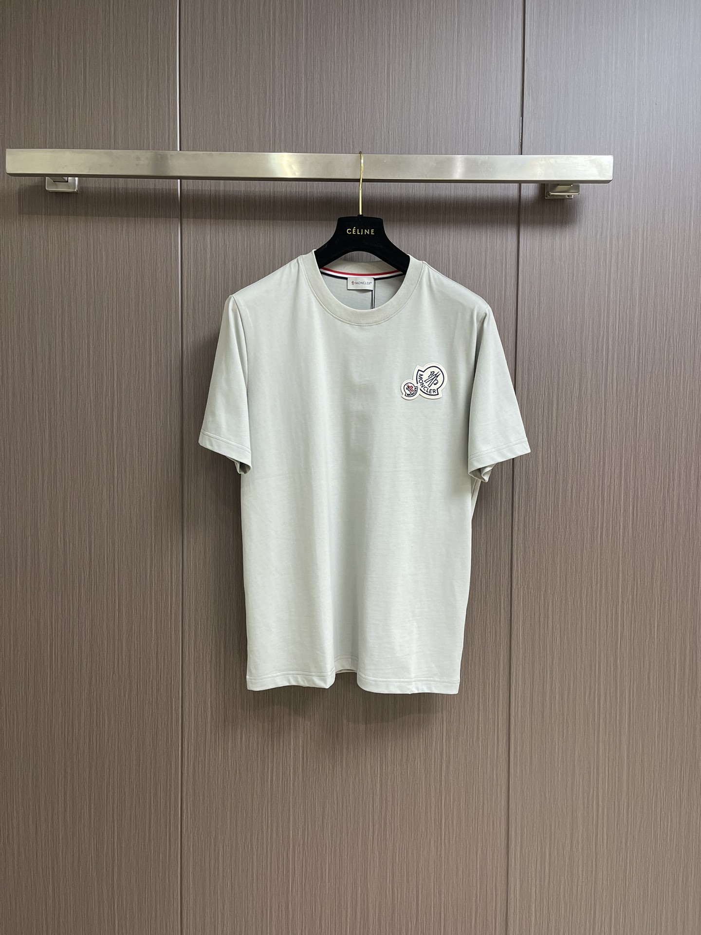 NO:120318,moncler 2025SS early spring new logo short-sleeved T-shirt, customized cloud velvet cotton plain paper, soft and delicate, comfortable skin, the iconic moncler logo embellishes on the chest, like the soul mark of the artist, full of recognition, low-key contains endless stories and styles, no need to say much, the end of the outfit is minimalist, computer drawing sewing machine technology input required patterns through computer software, high-precision positioning system, ensure the accurate positioning of the pattern on the fabric, automatic sewing function, can automatically complete the sewing process, the fabric is washed, the texture is better, not easy to deform, not easy to shrink, not easy to fade, maintain long-term beauty. Size S-XL S bust 102cm shoulder width 44cm long, 69cm M bust 106cm shoulder width 45cm long, 70cm long  L size bust 110cm shoulder width 46cm clothing length 71cm XL size bust 114cm shoulder width 47cm clothing length 72cm, christian louboutin,T-shirt,tees,t-shirt,alexander wang19860909moncler 2025SS早春新款logo仔章短袖T恤,定制云舒绒棉平纹 柔软细腻 舒适贴肤 标志性moncler标识点缀于胸前 仿佛艺术家的灵魂印记 辨识度拉满 低调中蕴含着无尽的故事与格调 无需多言 穿搭的尽头是极简 电脑画样缝纫机工艺 通过电脑软件输入所需的图案 高精度的定位系统 确保图案在布料上的准确位置 具备自动缝纫功能 能够自动完成缝纫过程 面料都经过浇洗 手感质感更佳 不易变形 不易缩水 不易褪色 保持长久的美观.尺码S-XL S码胸围102cm 肩宽44cm 衣长69cm M码胸围106cm 肩宽45cm 衣长70cm L码胸围110cm 肩宽46cm 衣长71cm XL码胸围114cm 肩宽47cm 衣长72cm,,christian louboutin,T-shirt,tees，t-shirt,alexander wang,Men's clothing