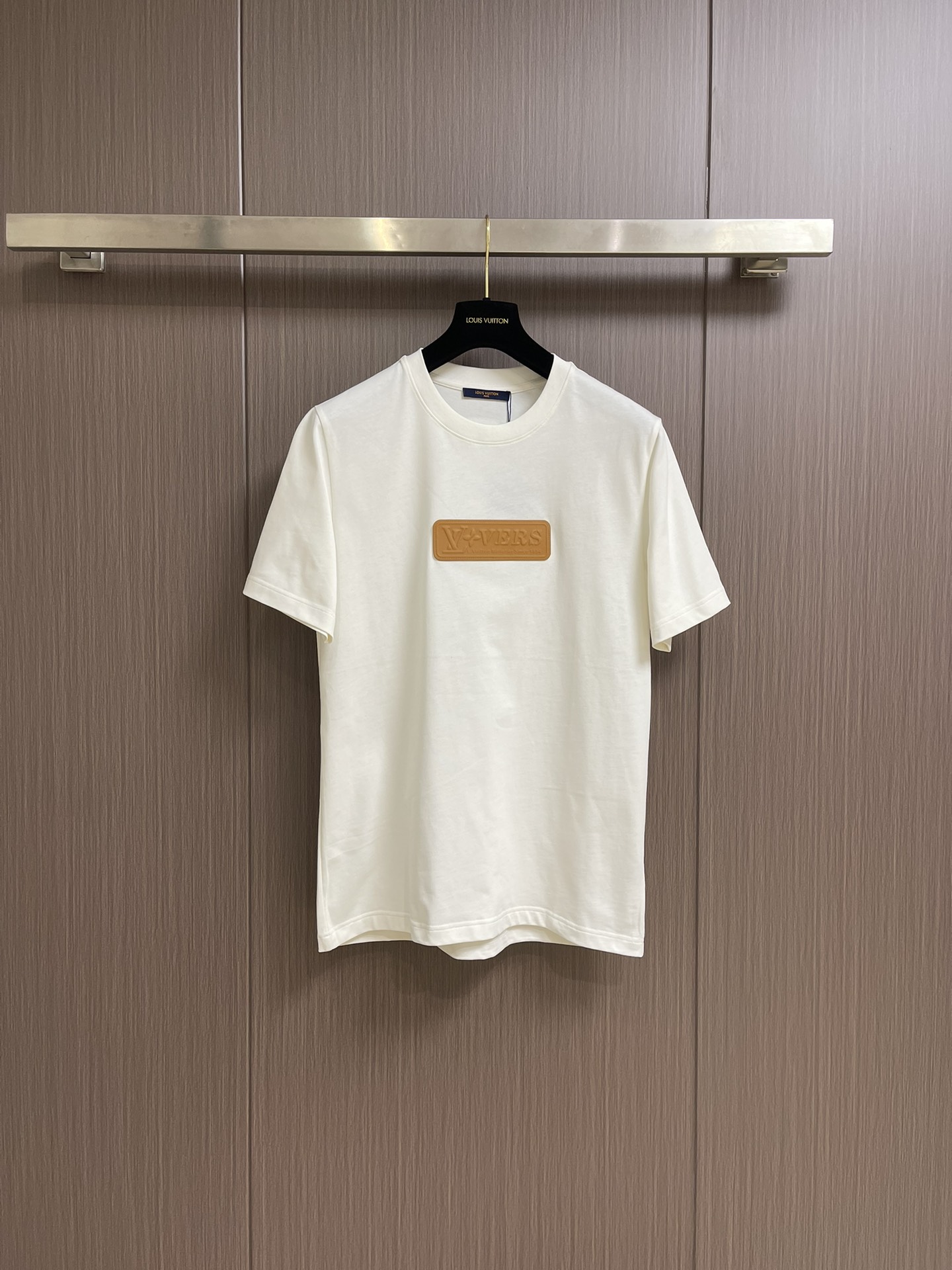 NO:120321,LV 2025SS Early Spring Three-dimensional jean-sealed logo letter T-shirt, the fabric is made of 26 single-strand pure cotton, the large goods are carefully cut and cut, ensuring the consistent shape of each piece of clothing, the production factory is produced by professional knitting to ensure the quality of the large goods. A very versatile model, welcome to compare the entire network. Size S-XL S-size bust 102cm Shoulder width 44cm Longitudinal length 69cm M Size bust 106cm Shoulder width 45cm Longitudinal length 70cm L Size bust 110cm Shoulder width 46cm Longitudinal length 71cm XL Size bust 114cm Shoulder width 47cm Longitudinal length 72cm, louis vuitton,tees,t-shirt,alexander wang19860909LV 2025SS早春 立体仔章logo字母T恤,面料采用26支单股纯棉,大货采用取花精心断裁,保证每件衣服花型一致,生产工厂由专业针织生产,确保大货品质质量.非常百搭的一款,欢迎对比全网.尺码S-XL S码胸围102cm 肩宽44cm 衣长69cm M码胸围106cm 肩宽45cm 衣长70cm L码胸围110cm 肩宽46cm 衣长71cm XL码胸围114cm 肩宽47cm 衣长72cm,,louis vuitton,tees，t-shirt,alexander wang,Men's clothing