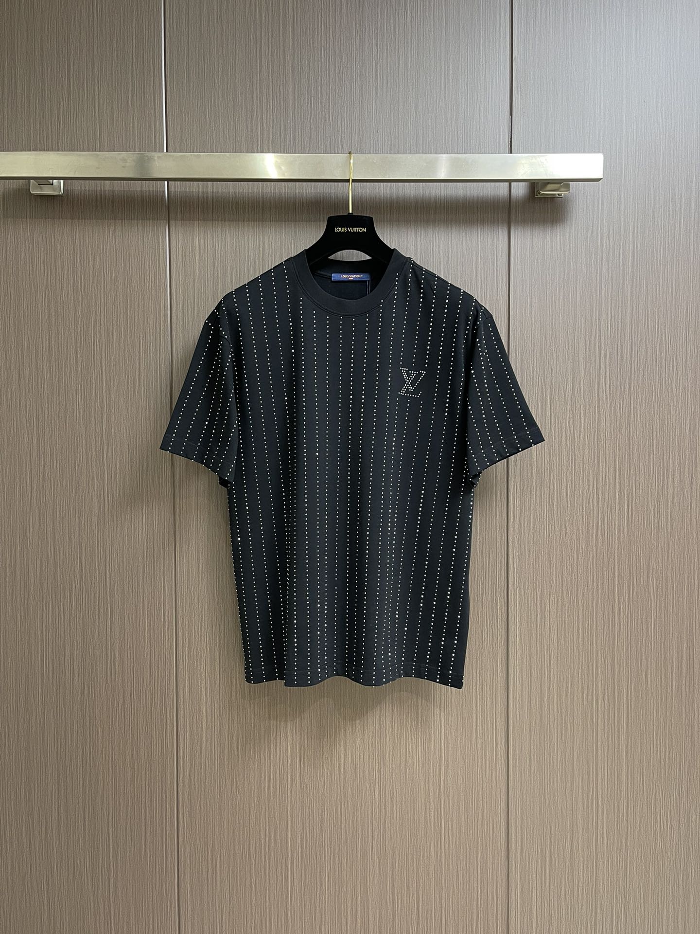 NO:120315,LV 2025SS early spring new vertical striped iron diamond short-sleeved T-shirt, exquisite regular version, and huge slim upper body!  Customized handmade drill knots are low-key and luxurious!  A must-have item for fashionable things unlocks all outfits!  Classic items are fashionable and high-end, and the classic style is versatile and not picky!  Size S-XL, louis vuitton, T-shirt,tees, t-shirt,alexander wang19860909LV 2025SS早春新品竖条纹烫钻短袖T恤,精致常规版型上身巨显瘦！定制手工钻结低调奢华！时髦精必备单品解锁所有穿搭！经典单品时髦又高级,经典版型百搭不挑人！尺码S-XL,,louis vuitton,T-shirt,tees，t-shirt,alexander wang,Men's clothing