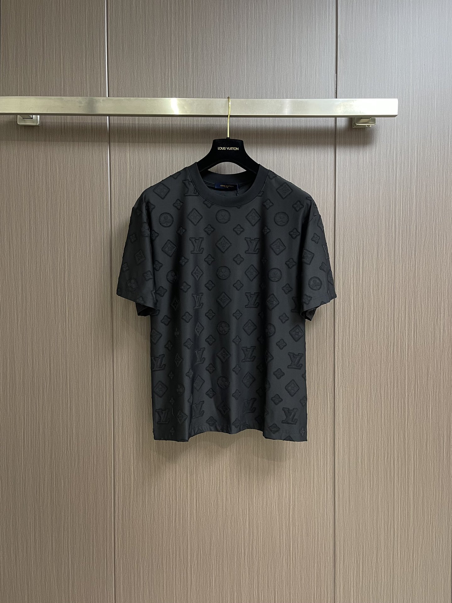 NO:120316,LV three-dimensional presbyterian logo patch logo short-sleeved T-shirt, genuine 260g pure cotton double sand fabric. All fabrics have been shrinked in advance. Complete packaging. All original versions are restored and customized. The same styles are versatile for men and women. A more classic model. Size S-XL,,louis vuitton,T-shirt,tees,t-shirt,alexander wang19860909LV 立体老花logo贴布标识短袖T恤,正儿八经260克纯棉双砂面料 所有面料均已提前做过缩水处理 包装齐全 均原版还原定制 男女同款百搭 比较经典的一款 尺码S-XL,,louis vuitton,T-shirt,tees，t-shirt,alexander wang,Men's clothing