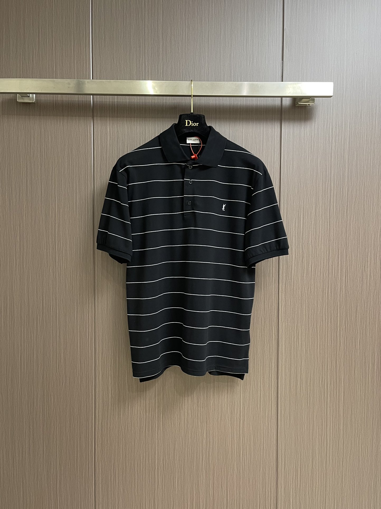 NO:162328,saintlaurent YSL logo embroidery striped polo shirt, custom-made original elegant striped bead floor cotton, breathable and dry, comfortable skin, interwoven stripes interpret the legend of fashion in black and white, stripes jump in the clothes, showing a unique visual beauty, the ysl logo embroidery logo on the chest is vividly displayed on the clothes, low-key but eye-catching, showing unique identity and charm, fashionable items that show personality and charm, use imported machine embroidery technology to use advanced computer control systems and precision mechanical components to realize ysl logo embroidery operation, high precision, smooth and delicate lines, fabrics are washed, better texture, not easy to deform, not easy to shrink, not easy to fade, maintain long-term beauty. Size S-XL,,saint laurent,saint laurent,alexander wang19860909saintlaurent YSL 标识刺绣条纹polo衫,定制原版雅致条纹珠地棉 透气干爽 舒适贴肤 条纹交织以黑白演绎时尚传奇 条纹元素在衣间跳跃 展现出独特的视觉美感 胸前ysl标识刺绣标志跃然衣上 低调却醒目彰显独特身份与魅力 展现个性与魅力的时尚单品,采用进口机刺绣工艺使用先进的计算机控制系统和精密的机械部件 实现ysl 标识刺绣作业 精度高 线条流畅而细腻,面料都经过浇洗 手感质感更佳 不易变形 不易缩水 不易褪色 保持长久的美观.尺码S-XL,,saint laurent,saint laurent,alexander wang,Men's clothing