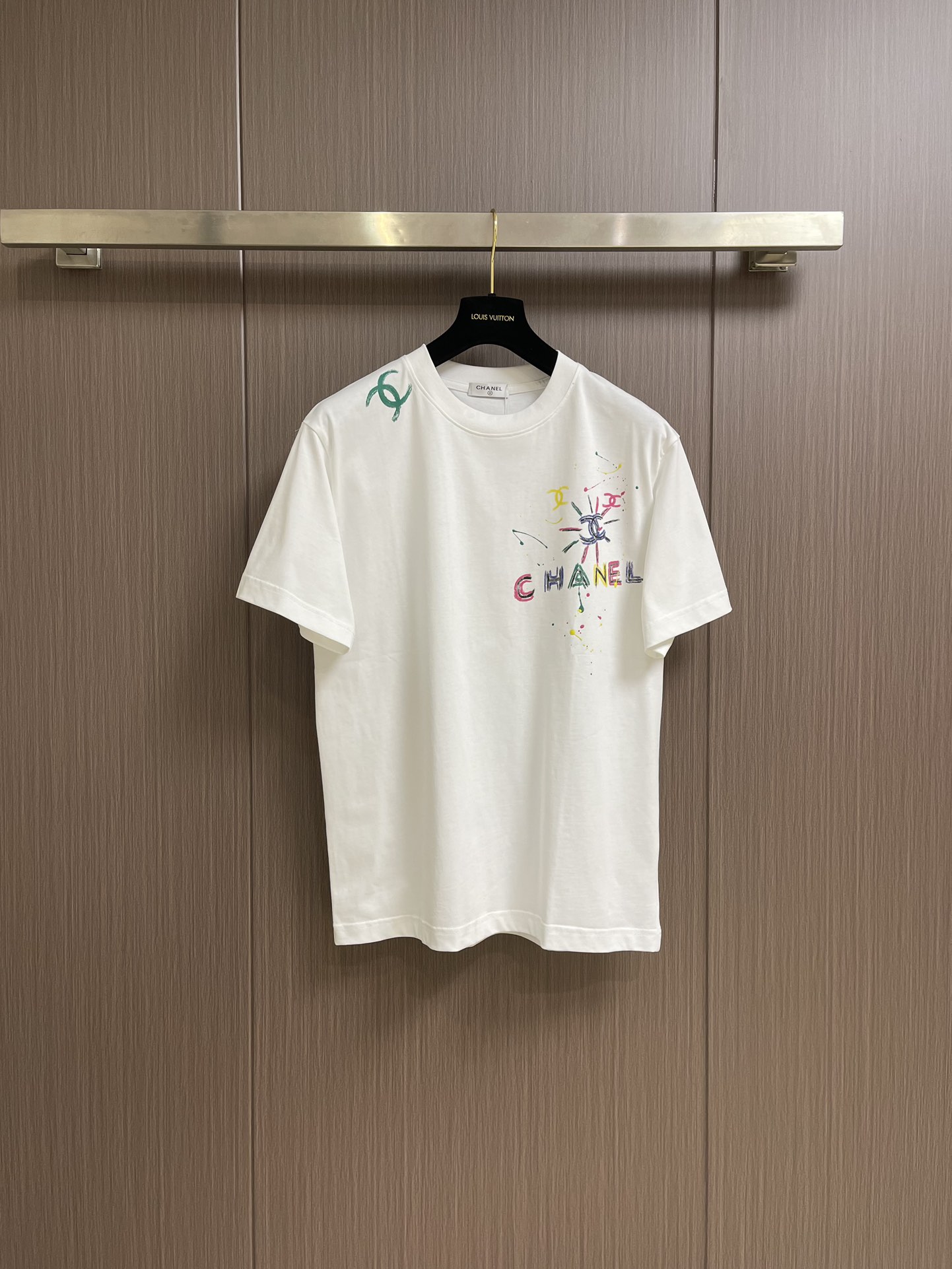 NO:121613,CHANEL 2025SS early spring new simple logo graffiti series minimalist letter printed short-sleeved T-shirt, 32 double single items. The strand fabric is about 240 grams after washing water, and the feel is super good, the same style as men and women. Size S-XL, chanel, T-shirt, tees, t-shirt, alexander wang19860909CHANEL 2025SS早春新款简约标识涂鸦系列极简字母印花短袖T恤,32支双单品.股面料克重洗水后240克左右,手感超好,男女同款.尺码S-XL,,chanel,T-shirt,tees，t-shirt,alexander wang,Men's clothing