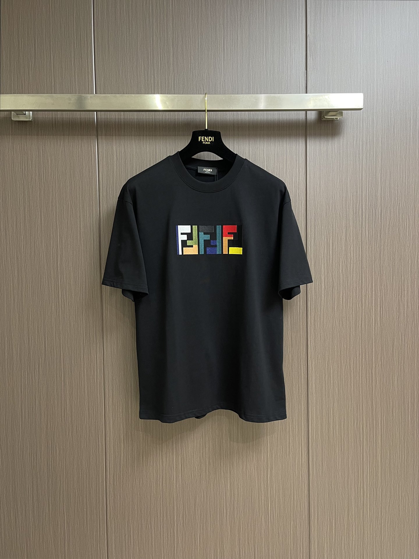 NO:121616,Fendi ss contrast embroidered round neck T-shirt, mercerized cotton, the touch is really cool, thinner than ordinary cotton fabrics, with much better moisture absorption and breathability, good wrinkle resistance, not easy to pill and wrinkle, and full of drooping, super comfortable to touch, and absolutely exquisite workmanship!  Size S-XL, fendi,tees,t-shirt,alexander wang19860909Fendi ss撞色刺绣圆领T恤,丝光棉,触感是真的凉丝丝那种,比一般棉织物轻薄,吸湿性和透气性都要好很多,抗皱性能好,不易起球起皱,而且垂感十足,手感超舒服的,做工细节绝对精致！尺码S-XL,,fendi,tees，t-shirt,alexander wang,Men's clothing