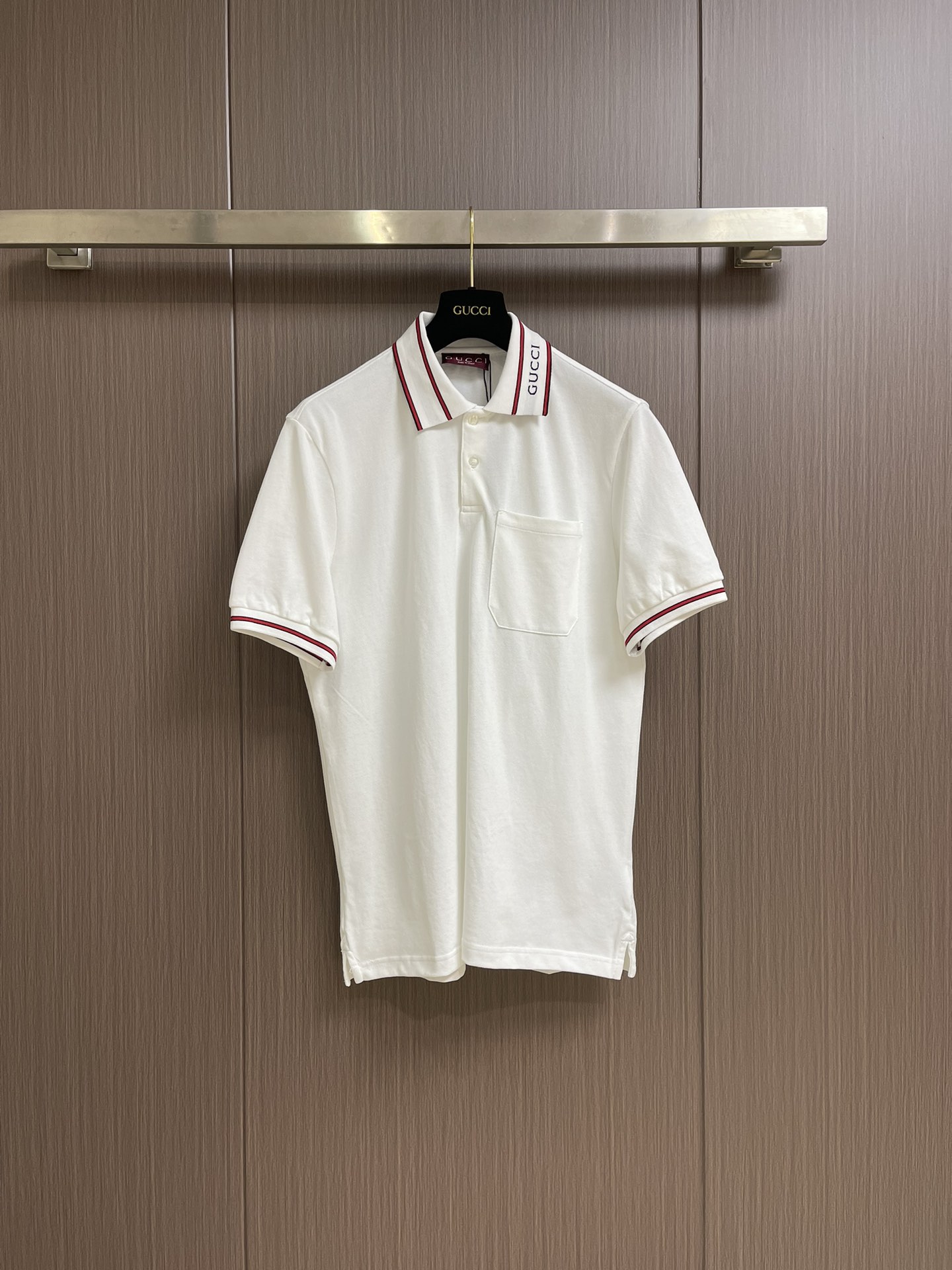 NO:121618,GUCCI 2025ss collar bead floor cotton short-sleeved polo, chest logo embroidery design, contrasting color jacquard thread, custom laser fritillary buttons, complete three-standard, polo shirt uses a bright striped collar with double G elements, paying tribute to gu's long-standing design inheritance. Size S-XL, gucci, T-shirt, alexander wang19860909GUCCI 2025ss衣领珠地棉短袖polo,胸前logo刺绣设计 撞色提花螺纹 定制激光贝母钮扣 三标齐全,polo衫采用亮眼的条纹衣领搭配双g元素 以此致敬gu悠久的设计传承.尺码S-XL,,gucci,T-shirt,alexander wang,Men's clothing