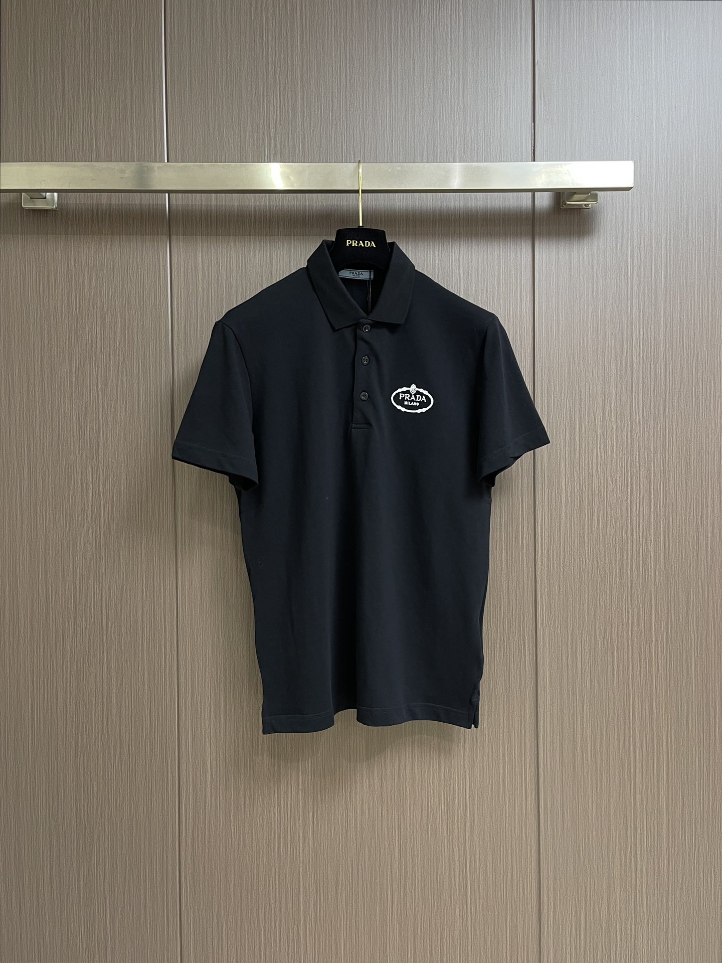 NO:121621,Prada classic spring and summer series logo embroidery design high-end preferred lapel polo shirt. Elegant and elegant cutting design, iconic classic style. Customer-supplied pure cotton bead floor cotton fabric, with excellent breathability and comfort, softness and fineness, and the overall garment is neat and meticulously sewn from the inside to the outside. It is always produced with high specifications to ensure the quality of the goods. Size S-XL, prada, alexander wang19860909Prada 经典款春夏系列logo标识刺绣设计高端首选款翻领polo衫 优雅气质的裁剪设计,标志性的经典版型.客供纯棉珠地棉面料,透气舒适感极佳,柔软细腻更为卓越,整体成衣由内到外的走线缝制工整细致.一贯高规格出品,保证货品品质.尺码S-XL,,prada,alexander wang,Men's clothing