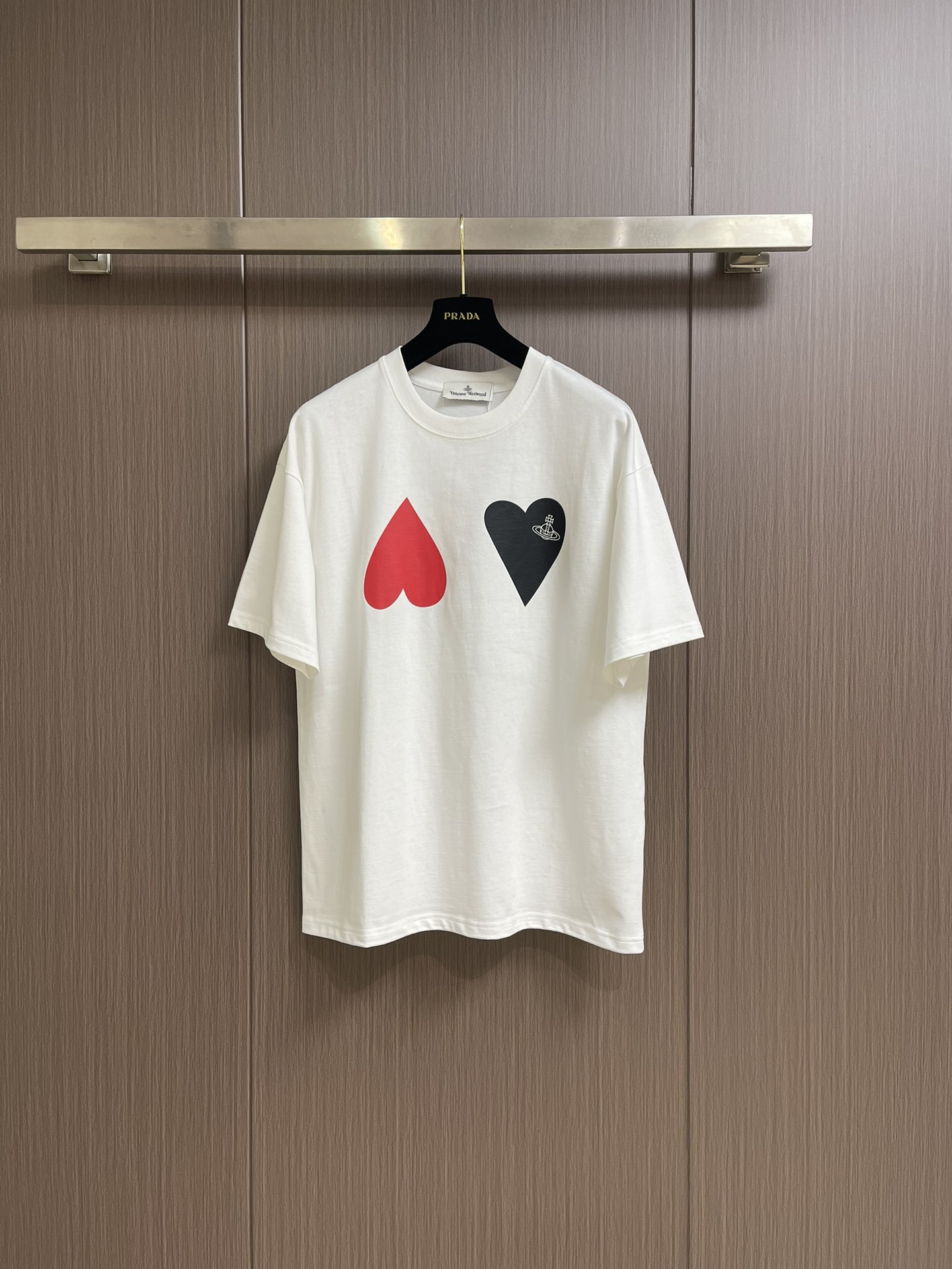 NO:121627,vivienne west wood Queen Mother Vivienne love short-sleeved T-shirt, yb mold opening correct edge locking details, correct watermark glue printing, integrated with the fabric, complete series of correct auxiliary materials, every detail is completely restored, and directly pull full. Size S-XL, T-shirt,tees, t-shirt,alexander wang19860909vivienne west wood西太后 薇薇安爱心短袖T恤,yb开模正确锁边度细节,正确水印胶浆印花 与面料融入一体,全系列正确辅料,每一处细节完全还原 直接拉满.尺码S-XL,,T-shirt,tees，t-shirt,alexander wang,Men's clothing