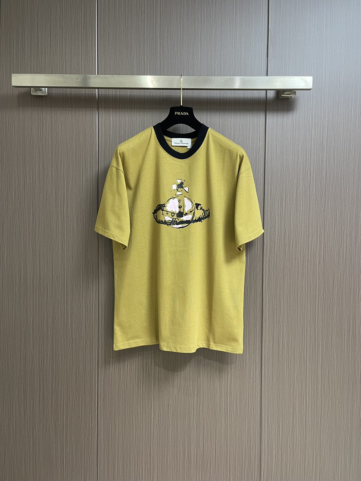 NO:121630,vivienne west wood Queen Mother Vivienne Heavy-industry printed letter short-sleeved T-shirt, classic printed love Saturn, simple and atmospheric, full of design, the overall design looks cool and futuristic, and can also be easily matched with various clothes. Daily outfits are effortlessly oversize. The silhouette can accommodate various figures, classic and easy to wear, fashionable items, quality control must-enter series of environmentally friendly dyeing, stable quality, delicate texture, soft and comfortable short-sleeved, full of vitality, never picky, loose three-dimensional style continues the classic and casual fashion sense, and the color is super beautiful!  Large-size, male- and female-same style. Size S-XL, versace, T-shirt, tees, t-shirt, alexander wang19860909vivienne west wood 西太后 薇薇安 重工印花字母短袖T恤,经典印花爱心小土星,简约大气,设计感满满,设计整体看起来酷酷的,未来感十足,也能够轻松搭配各种衣服,日常穿搭毫不费力oversize 廓形能够容纳各种身材,经典好穿,时髦单品,品质控必入系列环保染色,品质稳定质地细腻,柔软舒适短袖,活力满满的从不挑人剪裁宽松立体版型延续经典随意时髦感与生俱来颜色超美！大版型,男女同款.尺码S-XL,,versace,T-shirt,tees，t-shirt,alexander wang,Men's clothing