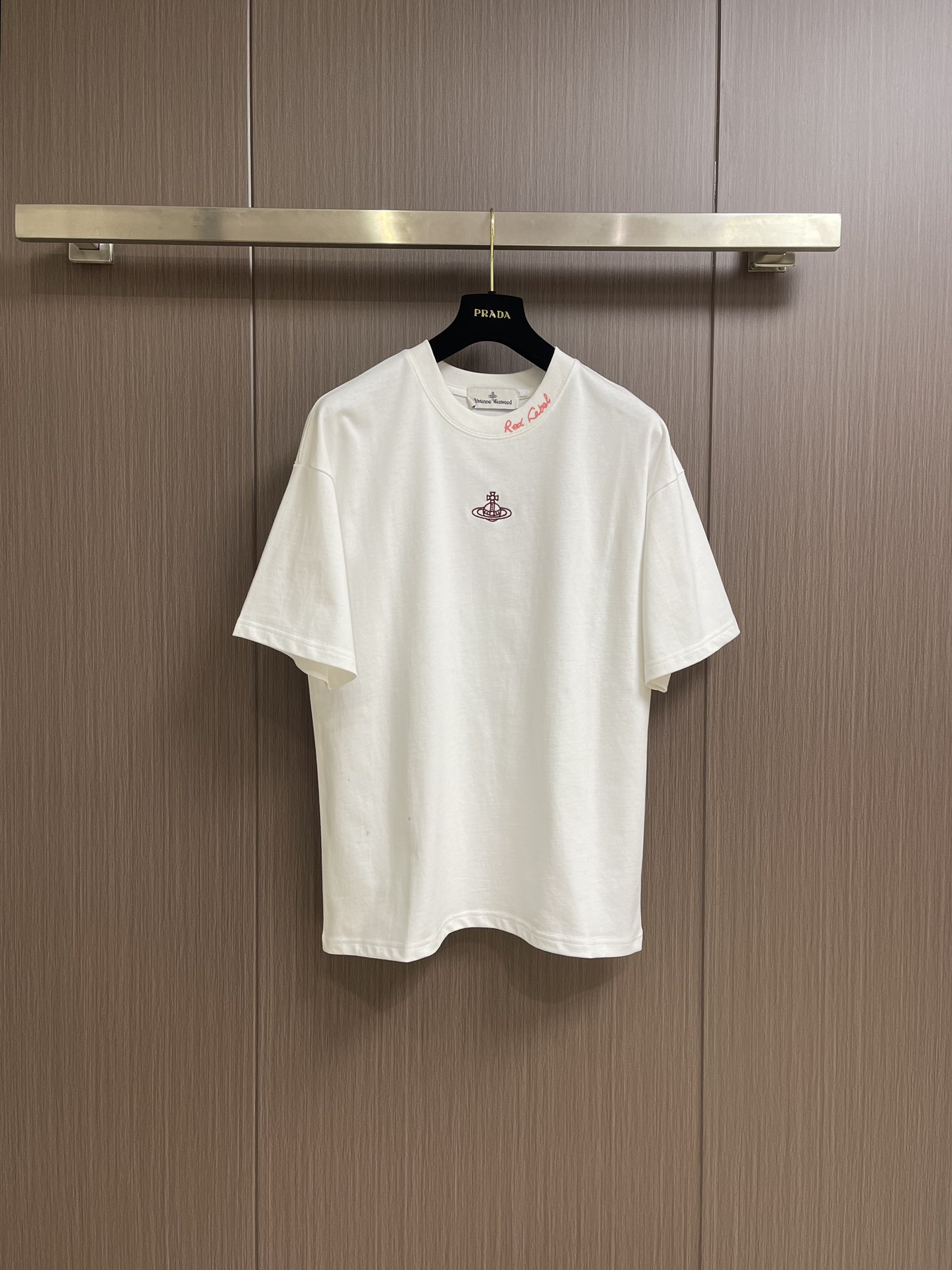 NO:121633,vivienne west wood Queen Mother Saturn embroidered short-sleeved T-shirt, punk spirit, short-sleeved short-sleeved, wear it and enter the unzipped universe. It is super recommended!  Thick fabric, comfortable and soft, eye-catching graffiti printed logo niche design looks cool overall, full of futuristic feeling, and can also be easily matched with various clothes. Daily wear is effortless oversize The silhouette can accommodate various figures, classic and easy to wear, fashionable items, quality control must-enter series of environmentally friendly dyeing, stable quality, delicate texture, soft and comfortable short sleeves, full of vitality, never picky people, loose three-dimensional style continues the classic and casual and fashionable feeling. Size S-XL, versace, T-shirt, tees, t-shirt, alexander wang19860909vivienne west wood 西太后土星刺绣短袖T恤,富有朋克精神的士星物语印花短袖,穿上它便能进入解压的宇宙,超级推荐！有厚度的面料,舒适柔软,吸睛的涂鸦印花logo小众设计整体看起来酷酷的,未来感十足,也能够轻松搭配各种衣服,日常穿搭毫不费力 oversize 廓形能够容纳各种身材,经典好穿,时髦单品,品质控必入系列环保染色,品质稳定质地细腻,柔软舒适短袖,活力满满的从不挑人剪裁宽松立体版型延续经典随意时髦感与生俱来.尺码S-XL,,versace,T-shirt,tees，t-shirt,alexander wang,Men's clothing