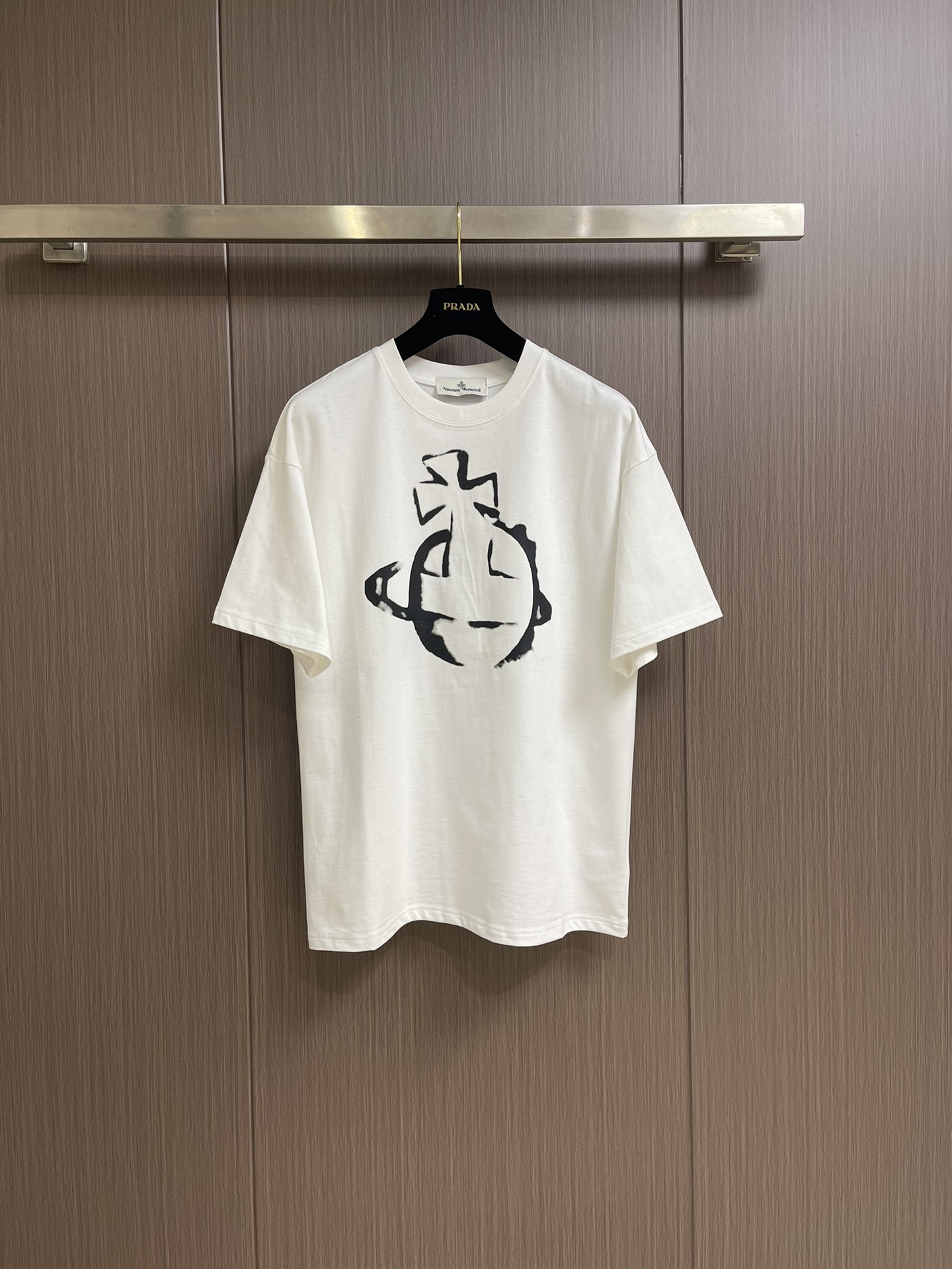 NO:121639,vivienne west wood Queen Mother Vivienne Heavy-industry printed letter short-sleeved T-shirt, classic printed love Saturn, simple and atmospheric, full of design, the overall design looks cool and futuristic, and can also be easily matched with various clothes. Daily outfits are effortlessly oversize. The silhouette can accommodate various figures, classic and easy to wear, fashionable items, quality control must-enter series of environmentally friendly dyeing, stable quality, delicate texture, soft and comfortable short-sleeved, full of vitality, never picky, loose three-dimensional style continues the classic and casual fashion sense, and the color is super beautiful!  Large-size, male- and female-size S-XL, versace, T-shirt,tees, t-shirt,alexander wang19860909vivienne west wood 西太后 薇薇安 重工印花字母短袖T恤,经典印花爱心小土星,简约大气,设计感满满,设计整体看起来酷酷的,未来感十足,也能够轻松搭配各种衣服,日常穿搭毫不费力oversize 廓形能够容纳各种身材,经典好穿,时髦单品,品质控必入系列环保染色,品质稳定质地细腻,柔软舒适短袖,活力满满的从不挑人剪裁宽松立体版型延续经典随意时髦感与生俱来颜色超美！大版型,男女同款 尺码S-XL,,versace,T-shirt,tees，t-shirt,alexander wang,Men's clothing