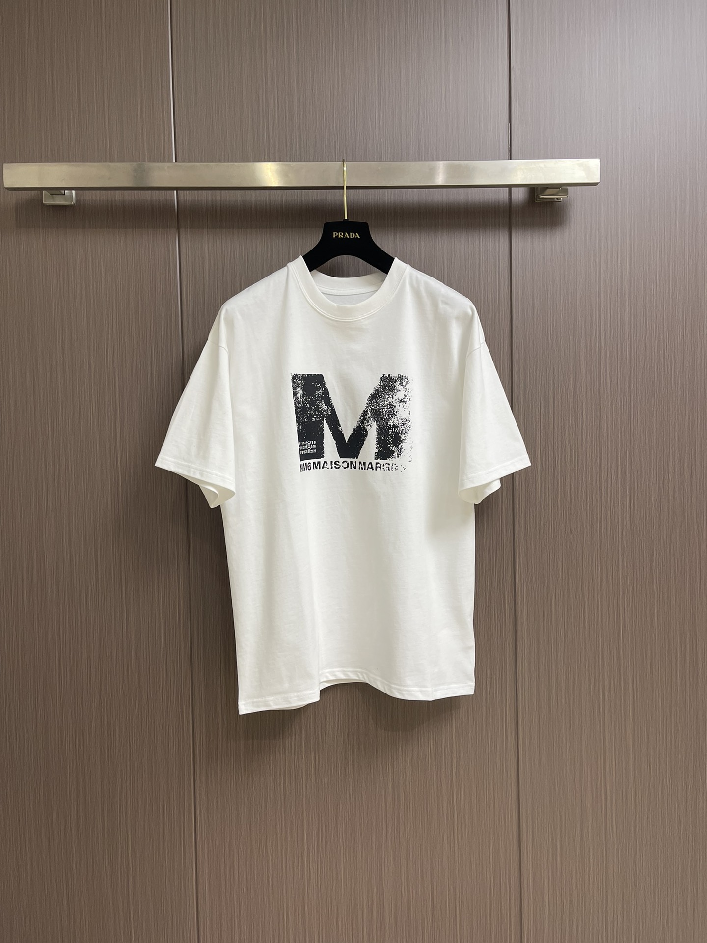 NO:121642,maison magiel MM6 2025SS spring and summer new short-sleeved T-shirt, customized exclusive wash-water pure cotton fabric, chest printed logo design!  Simple and generous, calm and versatile, extremely high-end, perfectly integrated with fashion and style, a top fashionable style that perfectly suits the outside wear!  The overall feeling is natural!  The ultimate classic and versatile style, customized original cotton fabric!  The ultimate perfection of heavy industry. Size S-XL, Masion Margiela, Masion Margiela, T-shirt, Tees, T-shirt, Alexander wang19860909maison margiel MM6 马吉拉 2025SS春夏新款短袖T恤,定制专属洗水纯棉面料,胸前印花logo设计！简约大方,从容百搭,档次极高,完美融入时尚还有风情感一款完美符合外穿的顶尖时髦气质款！整体给人浑然天成的感觉！极致经典的百搭型,定制原版纯棉面料！极致的重工极致的完美 .尺码S-XL,,masion margiela,masion margiela,T-shirt,tees，t-shirt,alexander wang,Men's clothing