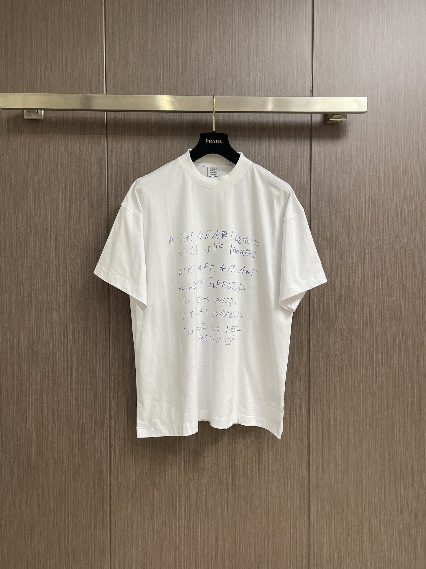 NO:121629,Vetements 2025ss logo letter printed round neck short-sleeved T-shirt. It uses 32 180g fabric, consistent with YB, with excellent feel, and all craftsmanship follows to the end. The picture is intuitive and any details. The same style for men and women. Size S-XL, T-shirt,tees, t-shirt, alexander wang19860909Vetements 维特萌 2025ss logo字母印花圆领短袖T恤.采用32支180g面料,与YB一致,手感极佳,所有工艺跟到尾.图片直观任何细节.男女同款.尺码S-XL,,T-shirt,tees，t-shirt,alexander wang,Men's clothing