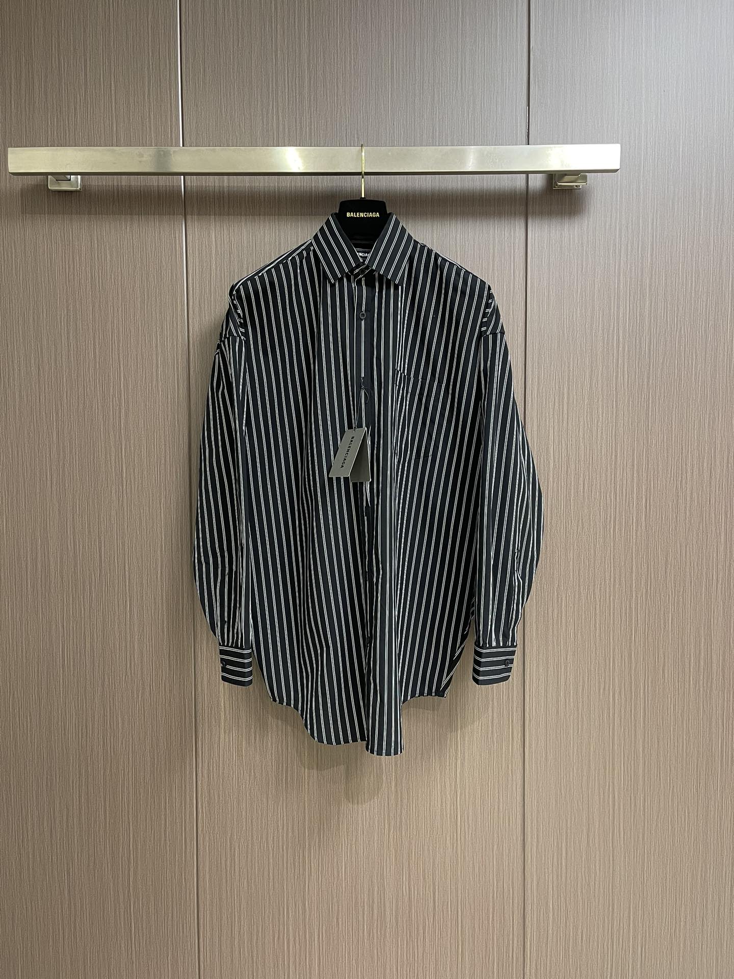 NO:121638,balenciaga 2025SS early spring new vertical striped long-sleeved shirt, curved hem shoulder-falling design, contrasting back embroidery logo, finely cut lines and luxurious fabrics echo each other, using only minimal construction technology to highlight the brand's eye-catching silhouette and exquisite tailoring. Size S-XL, balenciaga, shirts, alexander wang19860909balenciaga 2025SS早春新品竖条纹长袖衬衫,弧度下摆 落肩设计,后背撞色刺绣logo,精剪利落的线条与奢华的面料相互呼应, 仅用极简构造技术凸显品牌醒目的廓形和精湛的剪裁.尺码S-XL,,balenciaga,shirts,alexander wang,Men's clothing