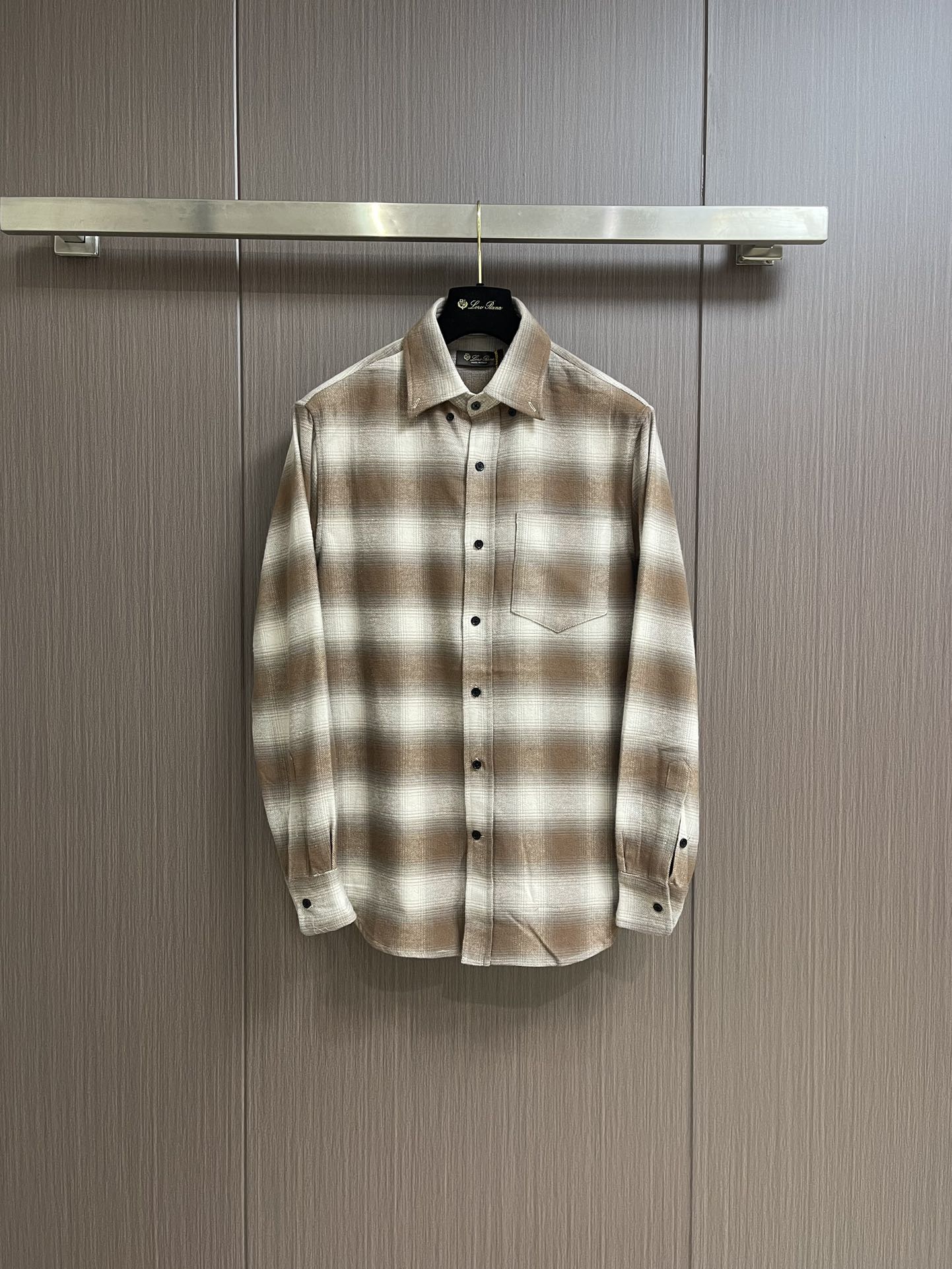 NO:121644,Loropiana LP men's cotton thickened grinding gradient plaid long-sleeved shirt, men's brown plaid color matching renders the lp old-fashion style to the extreme, customized cotton woven flannel plaid fabric, the fabric is soft and comfortable, and the touch is delicate. Lightness   strong drape, loose straight-fitting cut not only covers the flesh and makes it look slim, but also shows a sense of casualness and laziness. Size S-XL, loro piana, loro piana, shirts, alexander wang19860909loropiana LP 男士全棉加厚磨毛渐变格纹长袖衬衫,男士啡色格纹配色将lp老钱风演绎到极致,定制全棉色织法兰绒格纹面料,面料柔软舒适,触感细腻.轻盈度＋垂坠感极强,宽松直身版型裁剪 不仅遮肉显瘦 还能展现出随性与慵懒感.尺码S-XL,,loro piana,loro piana,shirts,alexander wang,Men's clothing