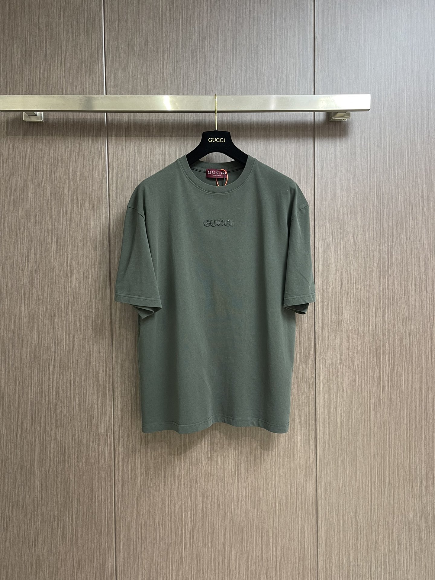 NO:121635,GUCCI 2025SS early spring embroidered round neck short-sleeved T-shirt, 300g after washing, cotton, hand rubbed and patched embroidery process, the neckline adopts double needle threading, chain bottom pull shoulder bag edge, four-wire dense edge, one inch 13 needles, high-quality workmanship, 1:1 restore!  Size S-XL, gucci, T-shirt,tees, t-shirt,alexander wang19860909GUCCI 2025SS早春刺绣圆领短袖T恤,洗后300g,棉质,手擦贴补刺绣工艺,领口采用双针走线,锁链底拉肩包边,四线密边,一寸13针,高品质做工,1:1还原！尺码S-XL,,gucci,T-shirt,tees，t-shirt,alexander wang,Men's clothing