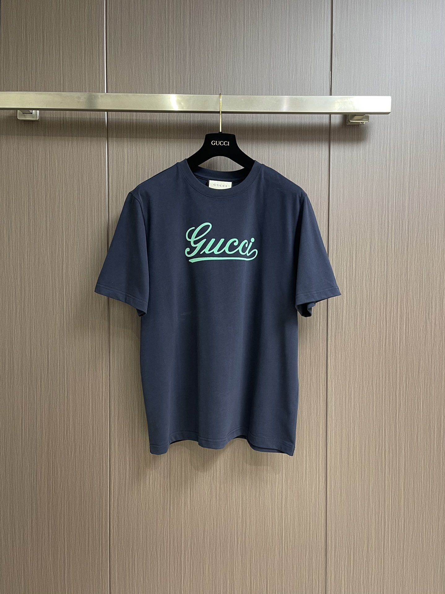 NO:121632,GUCCI 2025SS early spring new graffiti printed letter logo short-sleeved T-shirt. A new series of single T-shirts, cut design is today's trend and a new era of street style. Customer-supplied knitted cotton fabrics. The overall neatness presents perfect effect, and craftsmanship washing makes the cotton material more fit, thick and smooth and drape. The green graffiti printed logo on the chest highlights the sense of fashion, the overall flat and beautiful, clear, smooth and natural. Size XS-L, gucci, T-shirt, tees, t-shirt, alexander wang19860909GUCCI 2025SS早春新款涂鸦印花字母标识短袖T恤 全新系列单品T恤,裁剪设计为当今的潮流趋势,街头风格的新纪元. 客供针织棉面料.整体工整度呈现完美效艺,工艺化水洗让棉料更为贴合厚实,柔滑垂坠.胸前涂鸦字母绿色印花标识更为突出时尚感,整体平整美观,清晰流畅自然.尺码XS-L,,gucci,T-shirt,tees，t-shirt,alexander wang,Men's clothing