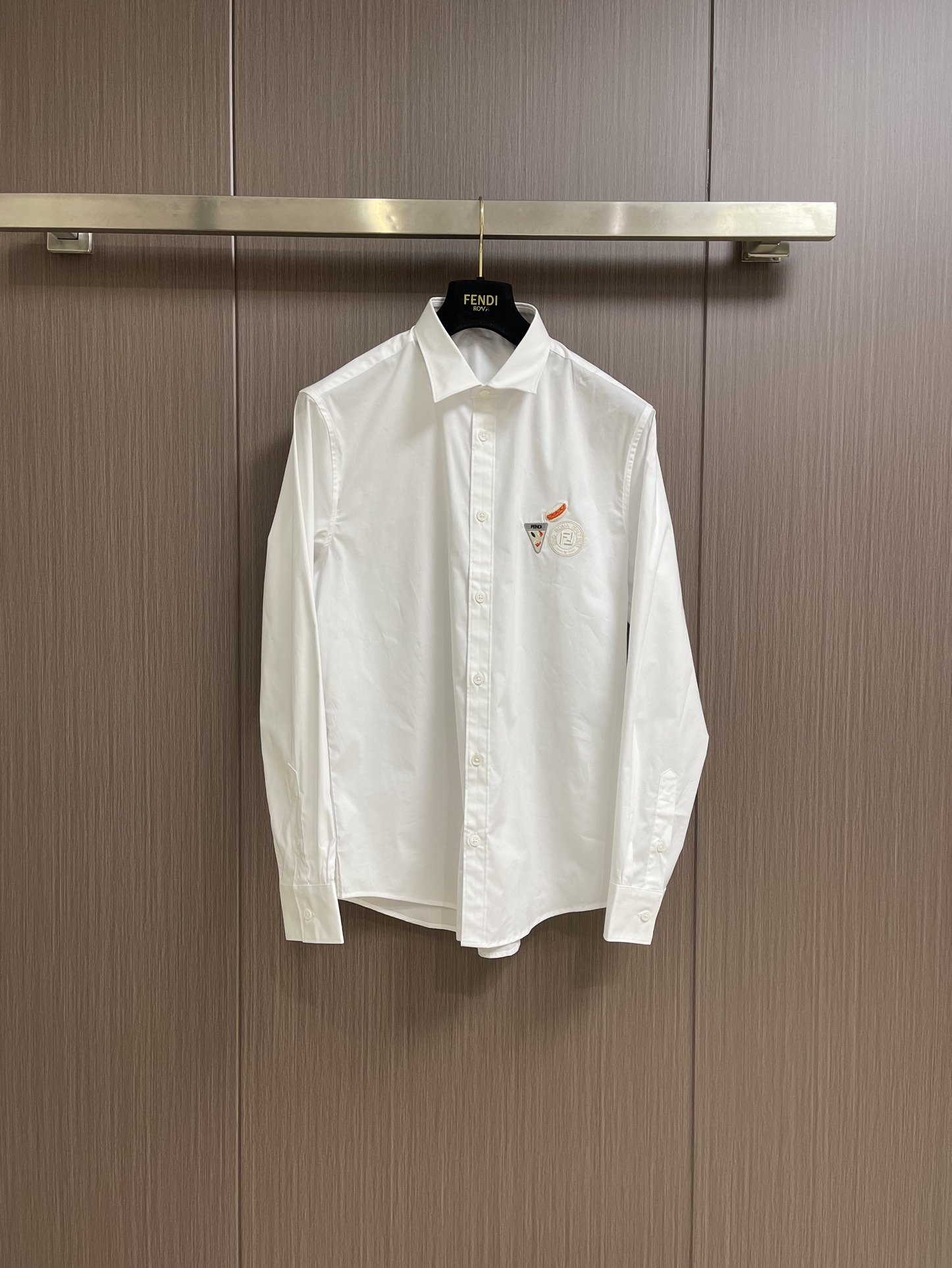 NO:121623,Fendi roma Hot Dog Pizza Embroidered Long Sleeve Shirt, using 40 horse cotton shirt material, infrared positioning and painting technology, hot slabs are all made of high temperature over-plain machines, making the fabric surface flat and crisp, wear-resistant and washable (specially for export assembly line shirt factory, first-line brand quality), laser cutting technology, buttons are very thin-edged Tarot, loose style. Size S-XXL S S shoulder width 46 bust 102 Clothes 76 Sleeve length 64 M S Shoulder width 47 bust 106 Clothes 77 Sleeve length 65 L S Shoulder width 48 Clothes 110 Clothes 78 Clothes 66 XL S Shoulder width 49 Clothes 114 Clothes 79 Clothes 67 XXL S Shoulder width 50 Clothes 118 Clothes 80 Clothes 68 Clothes 68 Clothes 80 Clothes 68 Clothes 80 Clothes 68 Clothes 80 Clothes 68 Clothes 80 Clothes 68 Clothes 80 Clothes 68 Clothes 110 Clothes 78 Clothes 66 Clothes 49 Clothes 114 Clothes 79 Clothes 67 Clothes 67 Clothes 50 Clothes 118 Clothes 80 Clothes 68 Clothes 80 Clothes 68 Clothes 80 Clothes 68 Clothes 80 Clothes 68 Clothes 80 Clothes 68 Clothes19860909Fendi roma 热狗披萨刺绣长袖衬衫,采用40支匹马棉衬衫料,红外线定位烫画工艺,烫朴位均用高温过朴机,使布料表面平整挺括、耐磨耐洗（专供出口流水线衬衫厂,一线品牌质量）,激光切割工艺,纽扣为特细边塔罗贝,宽松版型.尺码S-XXL S码肩宽46胸围102 衣长76 袖长64 M码肩宽47胸围106 衣长77 袖长65 L码肩宽48 胸围110 衣长78 袖长66 XL码肩宽49胸围114 衣长79 袖长67 XXL码肩宽50 胸围118 衣长80 袖长68,,fendi,shirts,alexander wang,Men's clothing