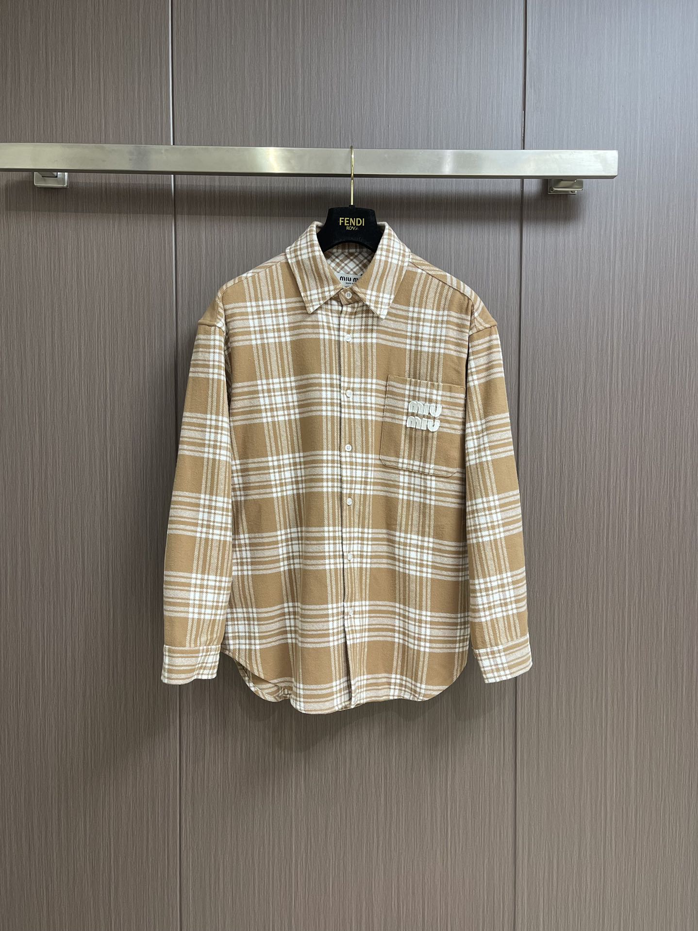 NO:121641,Miumiu 2025fw Spring new plaid long-sleeved shirt, fixed point alignment and plaid, restored with imported fabric, very soft, shirt style design combined with modern style, front chest pocket is decorated with brand logo, loose style for men and women. Size S-XL,,miumiu,shirts,alexander wang19860909miumiu 2025fw 春季新款格纹长袖衬衫,定点对位对格,采用进口面料还原 非常柔顺,衬衫风格设计结合现代风格,前胸口袋饰以品牌徽标,宽松版型男女同款.尺码S-XL,,miumiu,shirts,alexander wang,Men's clothing