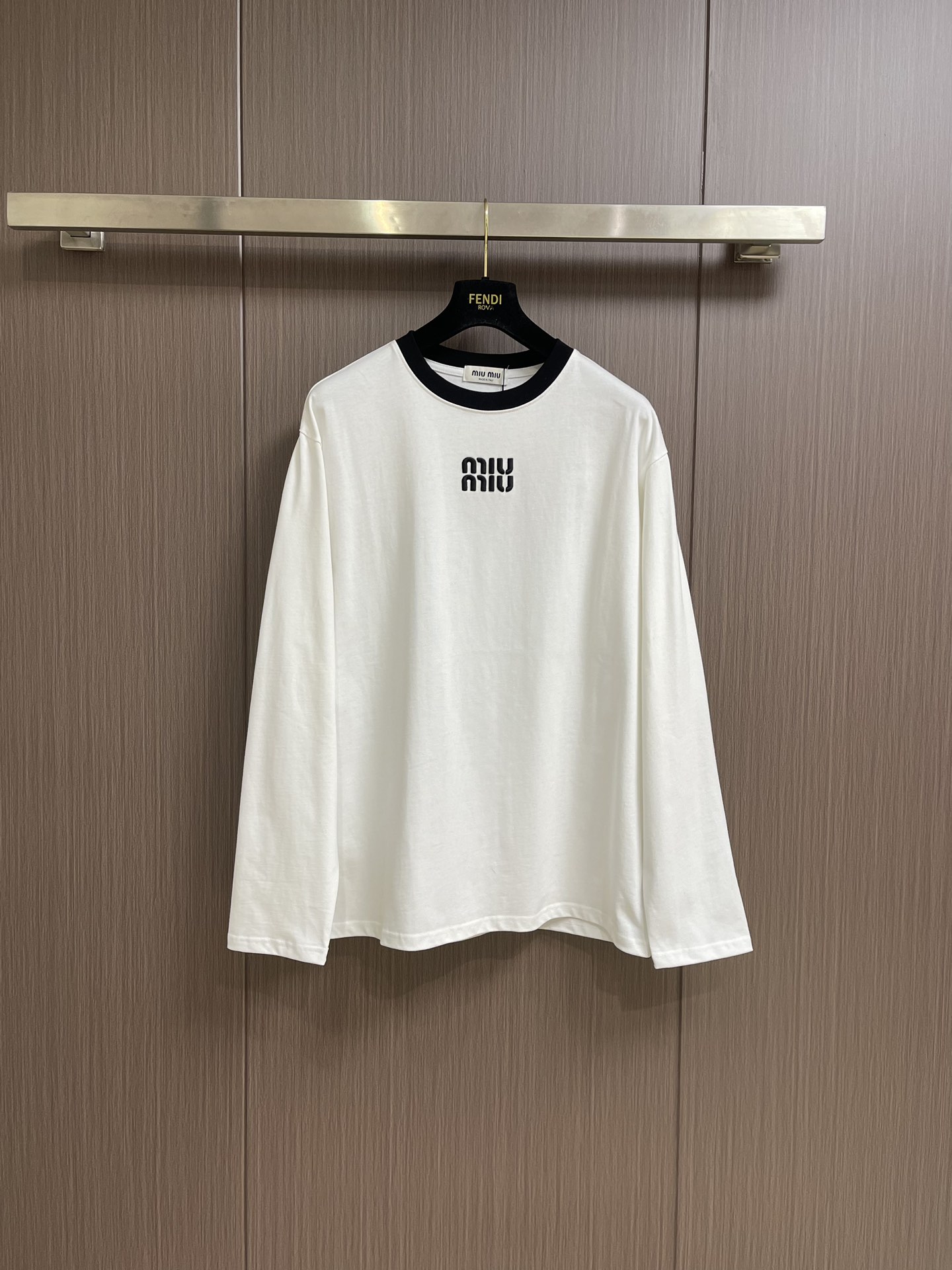 NO:121609,Miumiu 2025ss early spring new long-sleeved round-neck T-shirt, with avant-garde and fashionable design!  High-end customized high-support cotton fabric.  Soft feel.  Comfortable to wear.  Level exquisite car line.  Fine workmanship.  The upper body effect is invincible and handsome!  Essential items for handsome men. Size S-XL, miumiu,tees, t-shirt, alexander wang19860909miumiu 2025ss早春新款长袖圆领t恤,设计前卫时尚！高端定制高支棉面料．手感柔软．穿着舒适．级别精致车线．做工精细．上身效果无敌帅气！型男必备单品.尺码S-XL,,miumiu,tees，t-shirt,alexander wang,Men's clothing