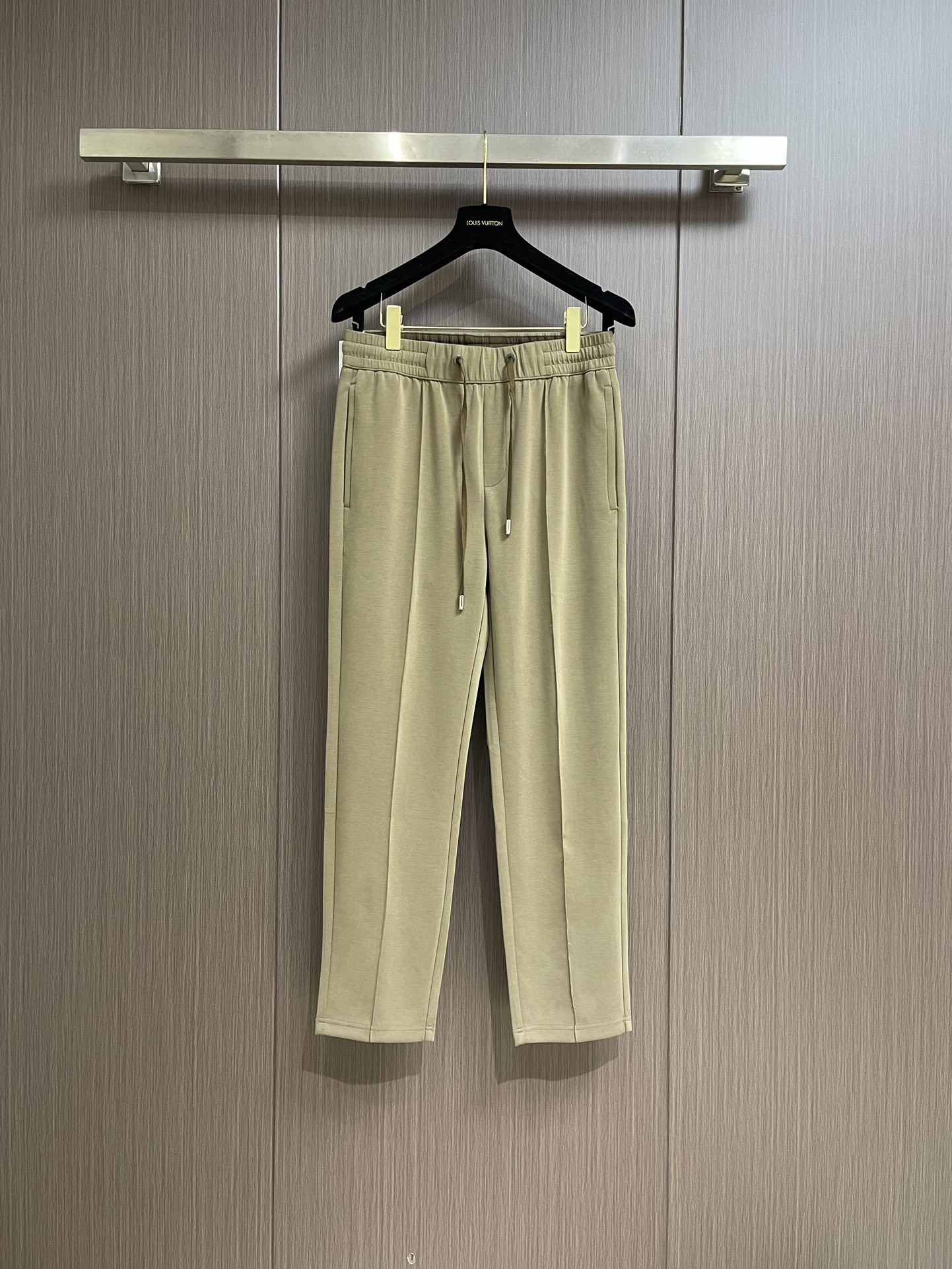 NO:121601,Dior 2025SS early spring new men's straight-leg casual pants, unique color, fashionable and elegant. It is warm and not bloated, and can get rid of the heavy and invisible bugs of pants layering. It is unique and elegant, with a very inclusive whole style, and it is well modified. The leg shape is straight but not elastic and does not easily deform. Simple pants are details everywhere, matched with polo, and other items, which are super strong, and can be formal and casual. I sincerely recommend a tasteful man to buy. Size M-3XL, dior, alexander wang19860909Dior 2025SS早春新款男士直筒休闲裤,颜色独特显时尚优雅.贴肤保暖不臃肿,可摆脱裤装叠穿厚重无形的bug.独特的雅帅,整条版型包容性很大,修饰腿型 正而不板裤身有弹性不易变形.简单的裤装处处细节,搭配 polo,等单品都有超强的表现,可正式可休闲 真心推荐有品味的男士入手.尺码M-3XL,,dior,alexander wang,Men's clothing