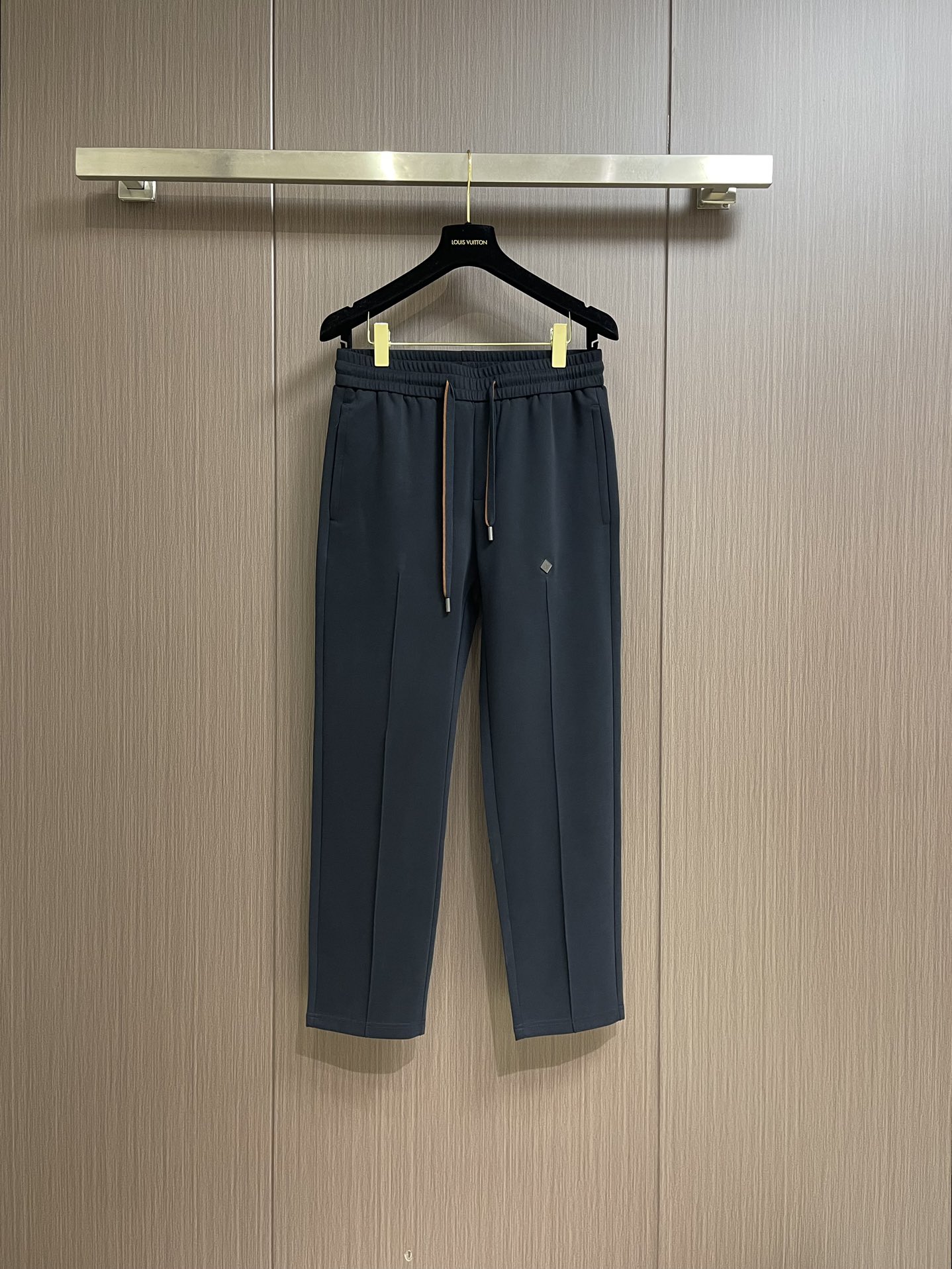 NO:121607,LP water-washed casual hardware logo casual pants, neat cut visible to the naked eye, straight slim-fit pants, fixed woven and dyed fabric!  The lines are compact and neat, and the customer supplies customized hardware and logo carvings. The upper body is not picky!  Size M-3XL, loro piana, alexander wang19860909LP 水洗休闲五金标识休闲裤 肉眼可见的利落裁剪,直筒修身款裤型,定织定染布面！密实齐整走线,客供定制五金并有logo雕刻,上身不挑人！尺码M-3XL,,loro piana,alexander wang,Men's clothing