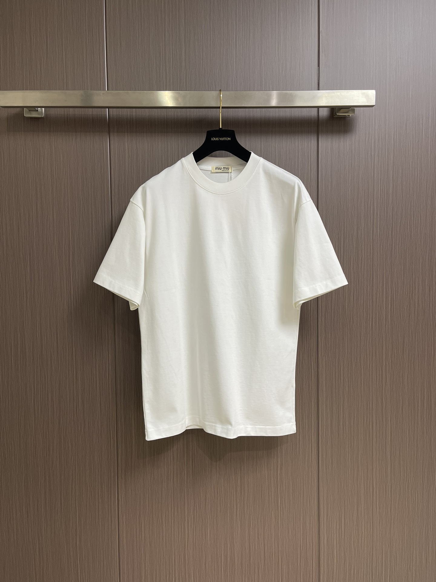 NO:139918,Miumiu 2025ss early spring new short-sleeved round-neck T-shirt, with avant-garde and fashionable design!  High-end customized high-support cotton fabric.  Soft feel.  Comfortable to wear.  Level exquisite car line.  Fine workmanship.  The upper body effect is invincible and handsome!  Essential items for men. Size S-XL S S S S S width 54cm bust 110cm long 74cm M S S shoulder width 56.5cm bust 116cm long 76cm L S S shoulder width 59cm bust 122cm long 78cm XL S S shoulder width 61.5cm bust 128cm long 80cm, miumiu, T-shirt,tees, t-shirt,alexander wang19860909miumiu 2025ss早春新款短袖圆领t恤,设计前卫时尚！高端定制高支棉面料．手感柔软．穿着舒适．级别精致车线．做工精细．上身效果无敌帅气！型男必备单品.尺码S-XL S码肩宽54cm胸围110cm衣长74cm M码肩宽56.5cm胸围116cm衣长76cm L码肩宽59cm胸围122cm衣长78cm XL码肩宽61.5cm 胸围128cm衣长80cm,,miumiu,T-shirt,tees，t-shirt,alexander wang,Men's clothing