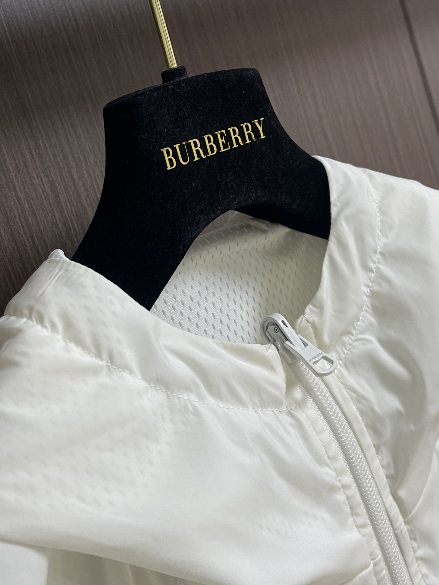 Burberry 2025s Double-Sided Hooded Zipper Jacket: Lightweight, Stylish, and Versatile! - 图片 3
