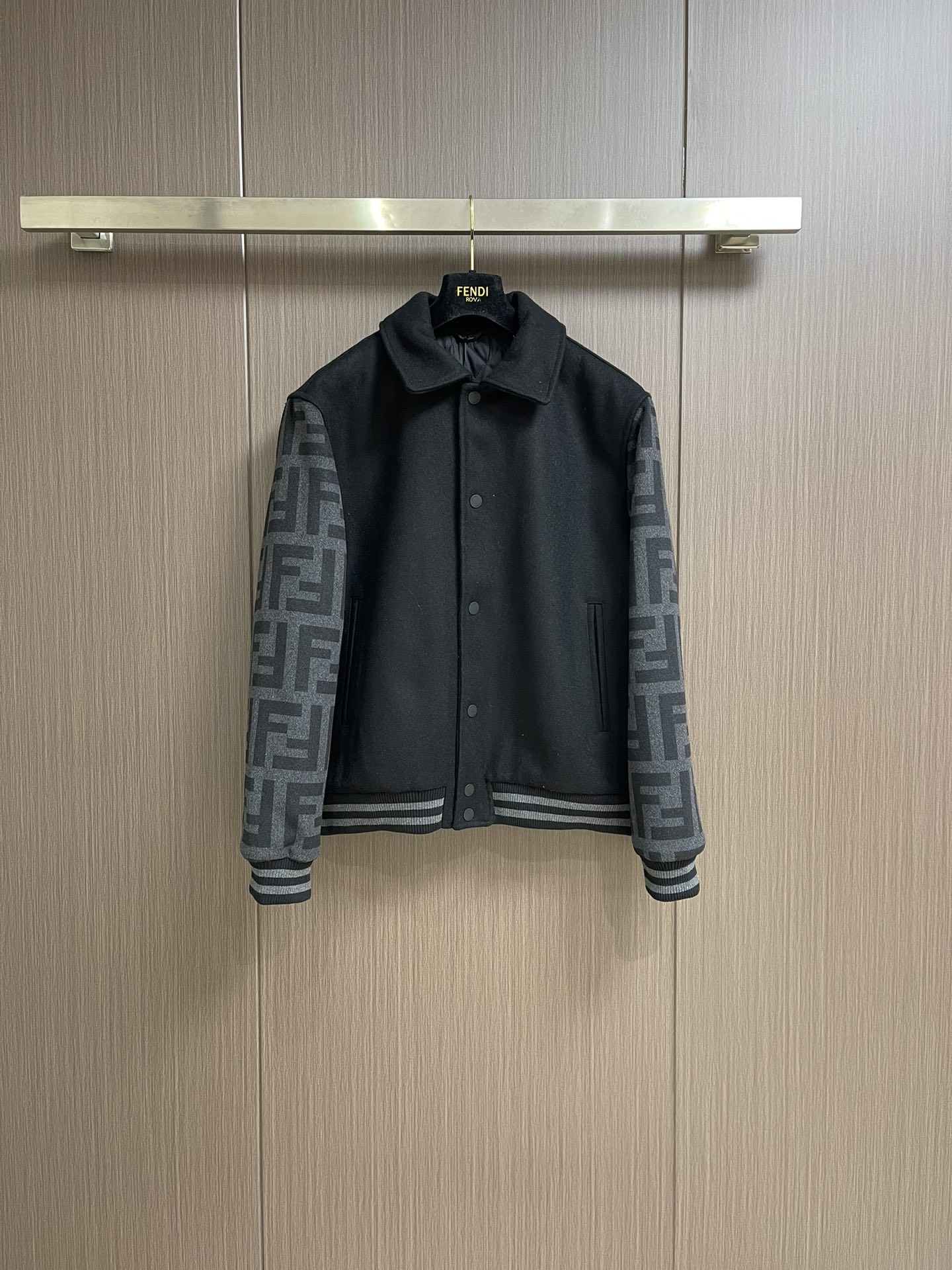 NO:523727,Fendi Black Lapel Woolen Bomber Jacket, with wool blended fabric that is durable, improves elasticity and is easy to care.  Blend fabrics can better fit dyes, not fade easily, and maintain long-term novelty.  The craftsmanship and details adopt the lapel design of the shirt, and the casual style of the jacket is integrated into the jacket. The classic double f logo of Fenjia is presented on the sleeves through the pull-dye printing technology. Due to the unique effect of the printing, the logo is delicate and precise, with clear contours, which is restored, not only retaining the texture of the wool, but also adding brand recognition. The product uses a custom buckle closure, and the buckle has Fenjia letters, which is lighter and more beautiful overall. Side insertion bags are installed on both sides, and the bag mouth is edged to make it more firm and smooth. The cuffs and hem are decorated with cotton two-color threads.  Made of a double-needle knitting machine, it forms 2x1 alternating raised and depression textures, which are elastic and breathable. Size S-XL, fendi, fendi, jackets & coats,shirts, alexander wang19860909fendi 黑色翻领毛呢飞行员夹克,选用羊毛混纺面料耐用性强,改善弹性,易于护理．混纺面料能更好的契合染料,不易褪色,保持长久的新颖度．工艺和细节产品采用了衬衫的翻领设计,同时融入了夹克的休闲风格,通过拔染印花技术将芬家经典的双f logo 呈现于袖子通体 因印花的独特效果使logo细致精密,轮廓清晰,做到了的还原,既保留了毛呢的质感,又增添了品牌辨识度.产品采用定制四合扣开合,面扣带有fen家字母,整体更轻便,美观.两侧均设侧插袋,袋口做了包边,使其更牢固平整.袖口和下摆采用棉质双色螺纹装饰．使用双针床针织机编制而成,形成2x1交替的凸起和凹陷纹理,弹性好,透气性强.尺码S-XL,,fendi,fendi,jackets & coats,shirts,alexander wang,Men's clothing