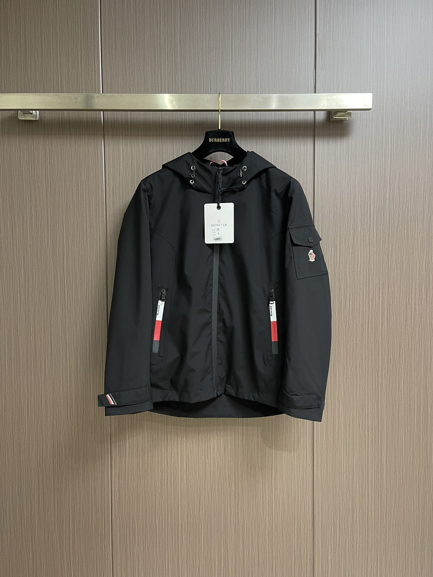 \nmoncler SS早春新款连帽休闲夹克外套，袖臂口袋点缀，商务休闲两不误！面料采用聚酯纤维防风防水面料，内里聚酯纤维内衬，左手品牌彰显品牌奢华，工艺精湛考究，防水透气，柔软细腻．且有型，定做五金，拉头特殊开模定制，做工方面走线，非常工整，套结一系列小细节工艺的应用，高端人士必备单品，原厂五金辅料三标齐全。尺码：M-XL