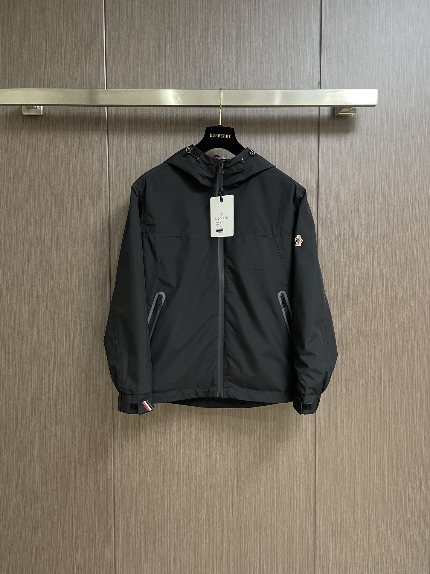 o PZE\nMoncler ss早春新款男士连帽夹克外套，高端版本 定制面料 透气舒适度高，细节无可挑剔，品牌版型超赞。尺码：M-XL