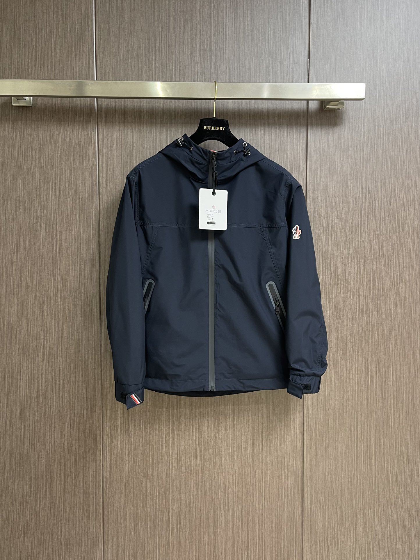 \nMoncler ss早春新款男士连帽夹克外套，高端版本 定制面料 透气舒适度高，细节无可挑剔，品牌版型超赞。尺码：M-XL