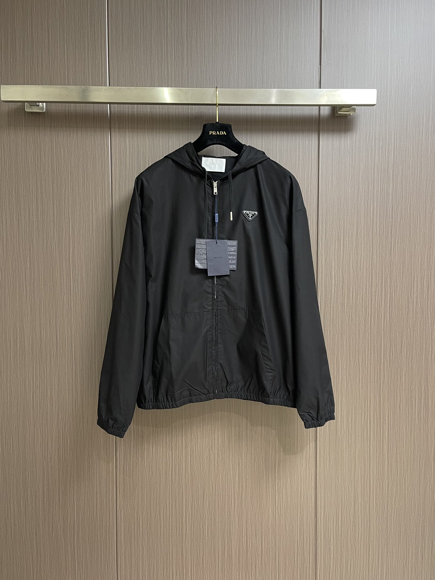 NO:142061,Prada 2025ss Spring and Summer new waterproof hooded jacket jacket, the outer layer of this jacket is super soft polyester fiber windproof and waterproof, both functional and fashionable. It is fashionable and beautiful, with better windproof effect, and more comfortable and comfortable movement. After a lot of choices, the fabric with polyester fiber is smooth and delicate and waterproof, presents a fine texture and shimmer feeling, which is very soft and smooth and drooping. The fabric is firm and solid, with strong wrinkle resistance. The selected new fabric is environmentally friendly and sustainable. All are made of high-density fabrics, with delicate and soft feel, and the upper body is wide and stylish, with invincible texture, excellent skin-friendly, and the texture is high-end and gorgeous!  It is stylish and fashionable, with a wide style, and can be easily controlled by people of different figures. It is not picky about people wearing it. It is simply the dream clothes of every man!  Size M-XXL, prada, jackets & coats, jackets & coats,hats,alexander wang19860909Prada 2025ss春夏新款防水连帽夹克外套,该款夹克外层超柔聚酯纤维防风防水,功能与时尚型兼具.时尚美观,防风效果更好,活动更加舒适自如.千挑万选之后的优质选材,聚酯纤维成分的织物布面光洁细腻而且防水,呈现出细密的肌理和微光感,非常柔软适顺滑有垂感,面料牢固结实,抗皱性强,挑选的新型面料环保可持续性使用.均为高密度织物制造而成,手感细腻柔软,穿着上身挺阔有型,质感无敌,亲肤性绝佳,肌理纹路透着高级和华丽感！有型又时尚,版型宽阔款式,对于不同身形的人来说都是可以轻松驾驭的,不挑人穿,简直就是每位男士的梦中情衣！尺码M-XXL,,prada,jackets & coats,jackets & coats,hats,alexander wang,Men's clothing