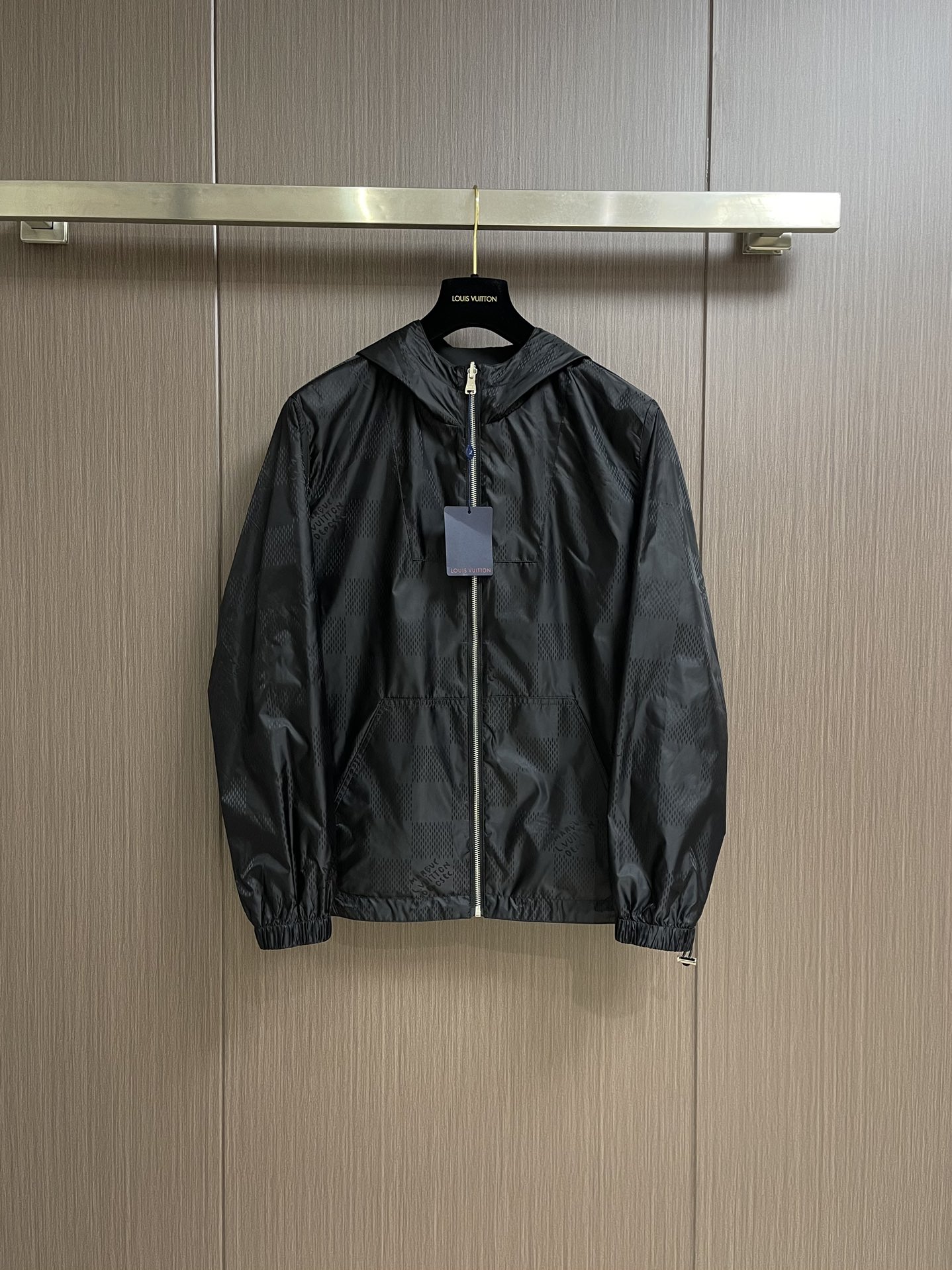 NO:126611,lv 2025ss thin dark pattern double-sided jacket, customized high-quality polyester fabric!  Dark pattern logo design, complete three-standard logo!  Original hardware accessories, smooth lines, exquisite craftsmanship, excellent upper body style, comfortable fabric, windproof and warm, casual matching, very fashionable and handsome, a must-have for casual men. Size M-3XL M size shoulder width 44.5cm bust 114cm long 68cm L size shoulder width 46cm bust 118cm long 70cm xL size shoulder width 47.5cm bust 122cm long 72cm xXL size shoulder width 49cm bust 126cm long 74cm xXXL size shoulder width 50.5cm bust 130cm long 76cm, louis vuitton, jackets & coats, jackets & coats, alexander wang19860909lv 2025ss薄款暗纹双面穿夹克外套,定制高品质聚酯纤维面料！暗纹logo设计,三标齐全！原版五金辅料,线条流畅,工艺精致,上身版型超赞,面料舒适,挡风保暖,随意搭配都非常时尚帅气 休闲时尚男仕必备款.尺码M-3XL M码肩宽44.5cm 胸围114cm衣长68cm L码肩宽46cm 胸围118cm衣长70cm XL码肩宽47.5cm 胸围122cm衣长72cm XXL码肩宽49cm 胸围126cm衣长74cm XXXL码肩宽50.5cm 胸围130cm衣长76cm,,louis vuitton,jackets & coats,jackets & coats,alexander wang,Men's clothing