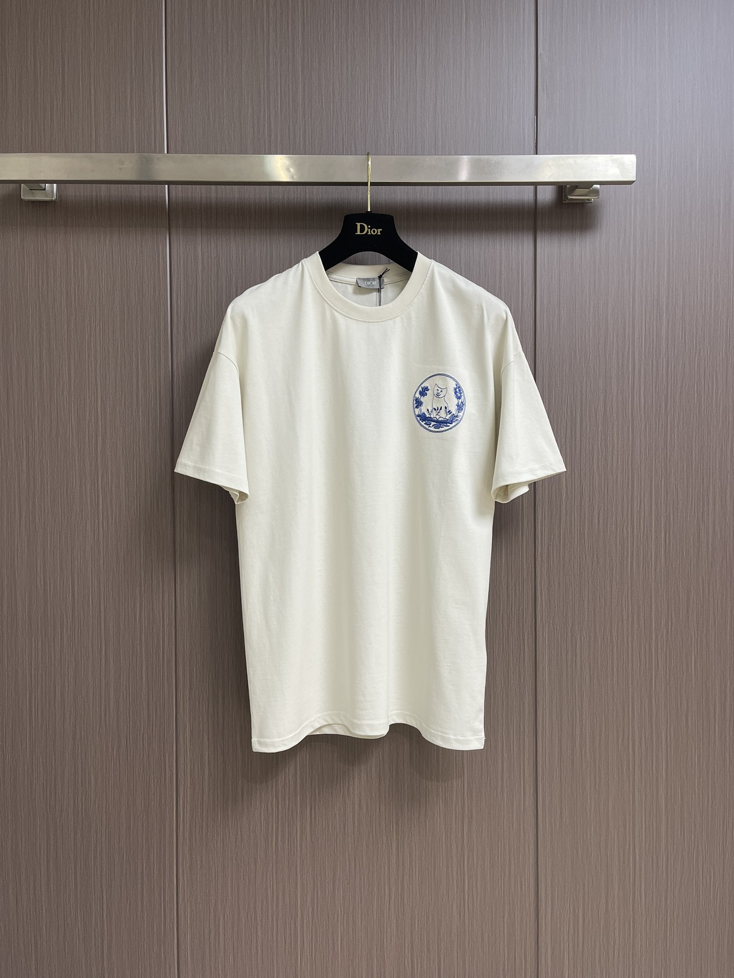 NO:126612,Dior 2025SS early spring new cat logo embroidered short-sleeved T-shirt for men and women, with its unique design and excellent quality, has become a perfect combination of fashion and comfort. Whether you are pursuing trends or focusing on wearing experience, you can find the elements you like in this short-sleeved short-sleeved. Slim but not tight, suitable for men and women of all figures. The unique square collar design can well show the collarbone lines and add a sense of sexiness and elegance. It uses high-quality pure cotton fabric, which is soft and comfortable, and is not easy to pleat. Even in the hot summer, you can feel cool and breathable. Size S-XL, dior, T-shirt, tees, t-shirt, alexander wang19860909Dior 2025SS早春新款猫咪logo刺绣男女同款短袖T恤,以其独特的设计和卓越的品质,成为了时尚与舒适的完美结合.无论是追求潮流的你,还是注重穿着体验的你,都能在这款短袖中找到心仪的元素.修身而不紧绷,适合各种身材的男女穿着.独特的方形领设计,能够很好地展现出锁骨线条,增添一份性感与优雅.采用优质纯棉面料,柔软舒适,不易起褶.即使在炎炎夏日,也能让你感受到清凉与透气.尺码S-XL,,dior,T-shirt,tees，t-shirt,alexander wang,Men's clothing