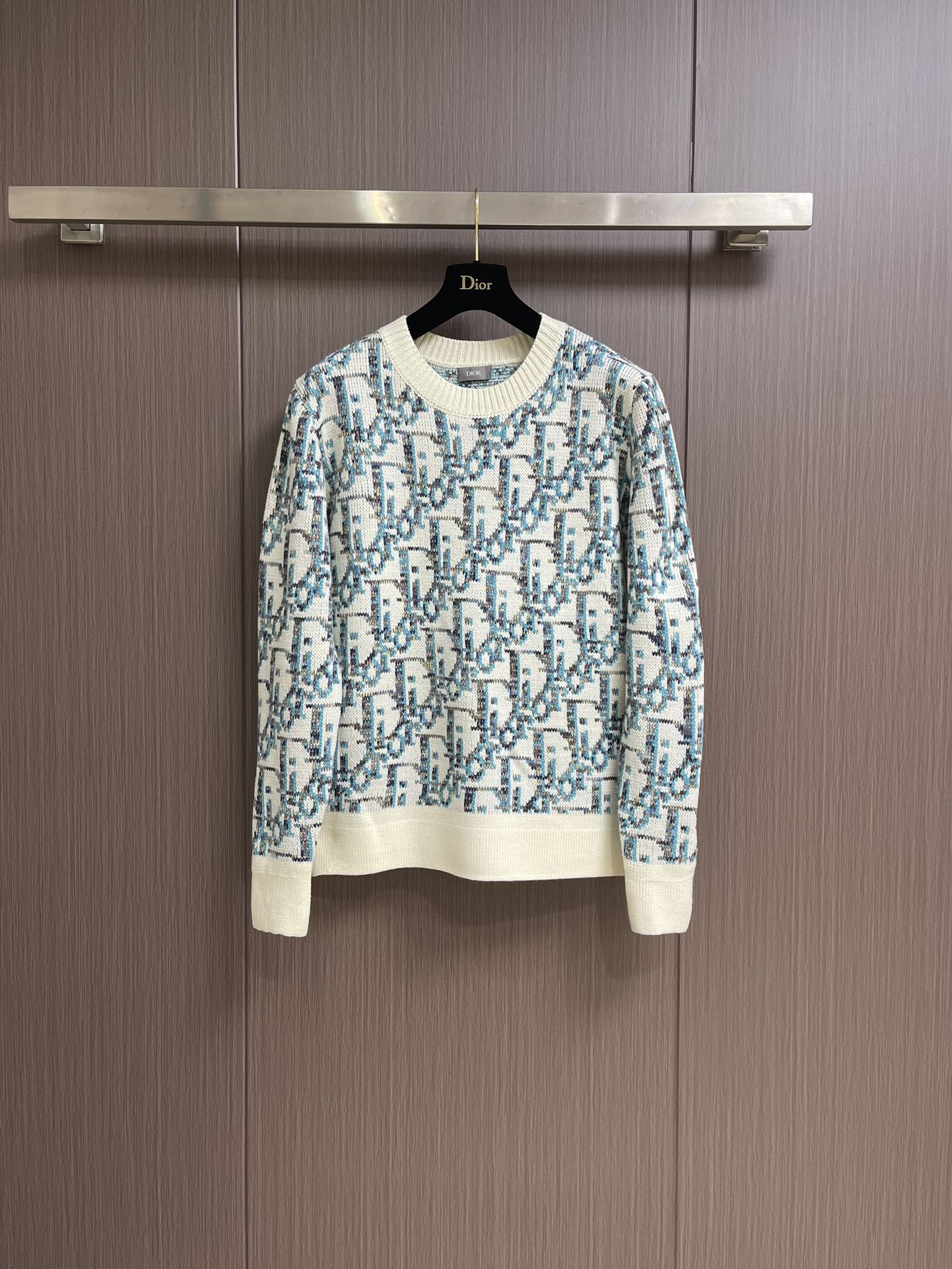 NO:126615,Dior 2025ss New Knitted Round Neck Sweater This knitted cardigan reinterprets the classic oblique print of Dior. It is carefully crafted from white and blue wool jacquard fabric, paired with button closures and ribbed details to create a casual silhouette. It can be matched with various outfits to show personality. The same style as men and women, highly recommended!  Size S-XL, Dior, Sweaters, Alexander wang19860909Dior 2025ss新款针织圆领毛衣 这款针织开衫重新诠释dior经典的oblique印花.采用白色和蓝色绵羊毛提花面料精心制作,搭配纽扣开合和罗纹细节,打造休闲廓形.可与各式装扮搭配,彰显个性.男女同款,强烈推荐！尺码S-XL,,dior,sweaters,alexander wang,Men's clothing