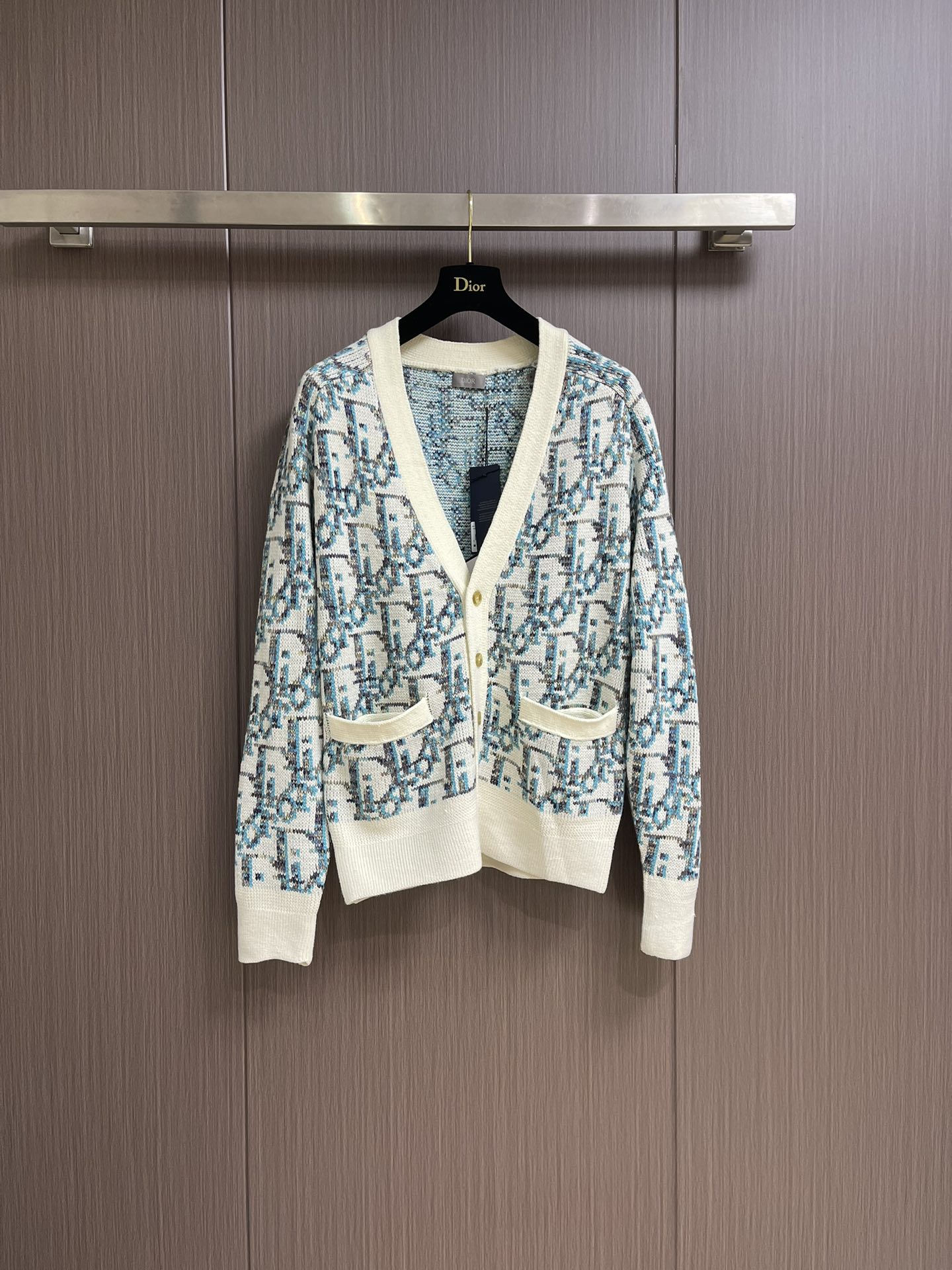 NO:126618,Dior 2025ss New Knitted Cardigan This knitted cardigan reinterprets the classic oblique print of Dior. It is carefully crafted from white and blue wool jacquard fabric, paired with button closures and ribbed details to create a casual silhouette. It can be matched with various outfits to show personality. The same style as men and women, highly recommended!  Size S-XL, dior,alexander wang19860909Dior 2025ss新款针织开衫 这款针织开衫重新诠释dior经典的oblique 印花.采用白色和蓝色绵羊毛提花面料精心制作,搭配纽扣开合和罗纹细节,打造休闲廓形.可与各式装扮搭配,彰显个性.男女同款,强烈推荐！尺码S-XL,,dior,alexander wang,Men's clothing